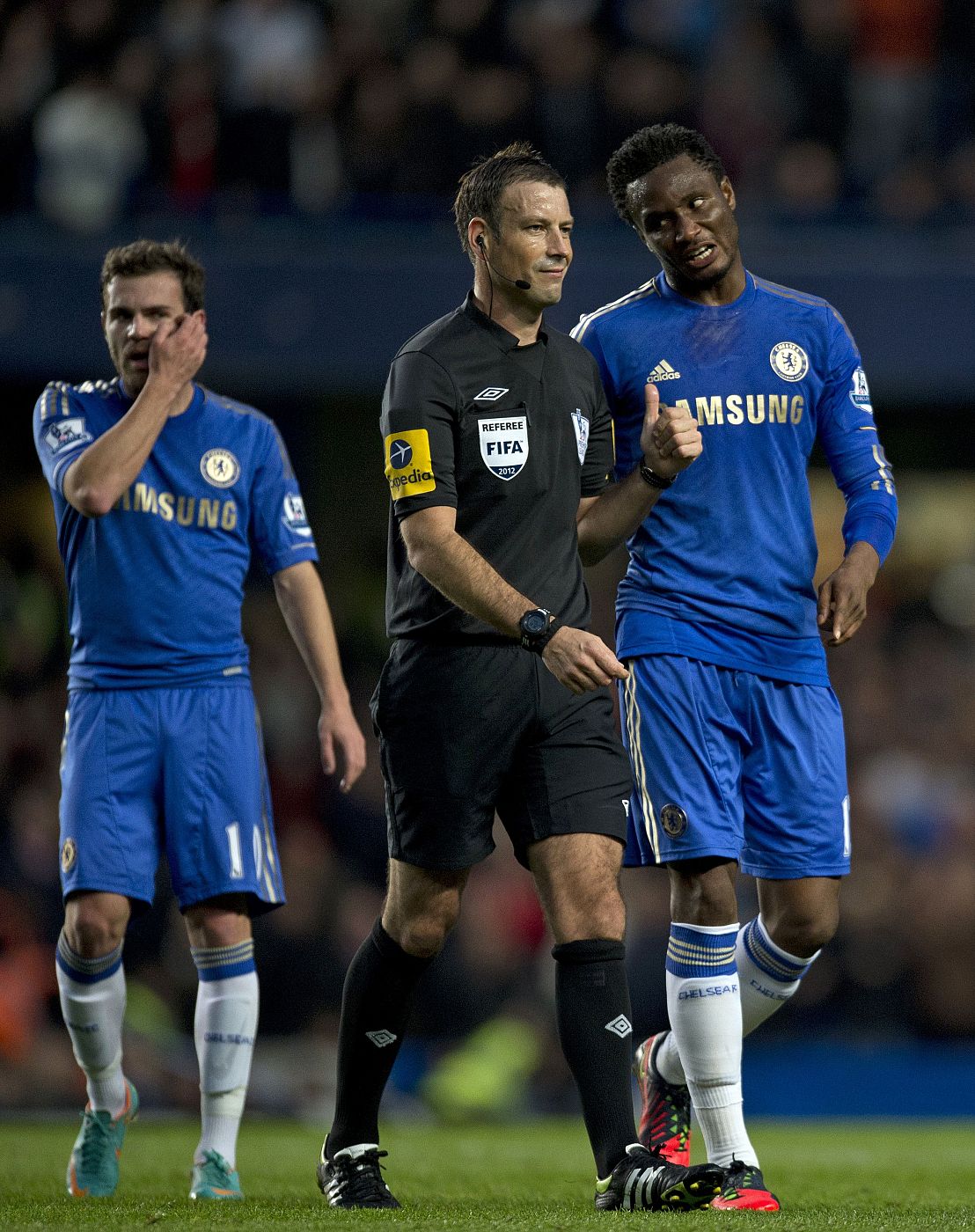 John Obi Mikel protesta a Clattenburg con Juan Mata al fondo