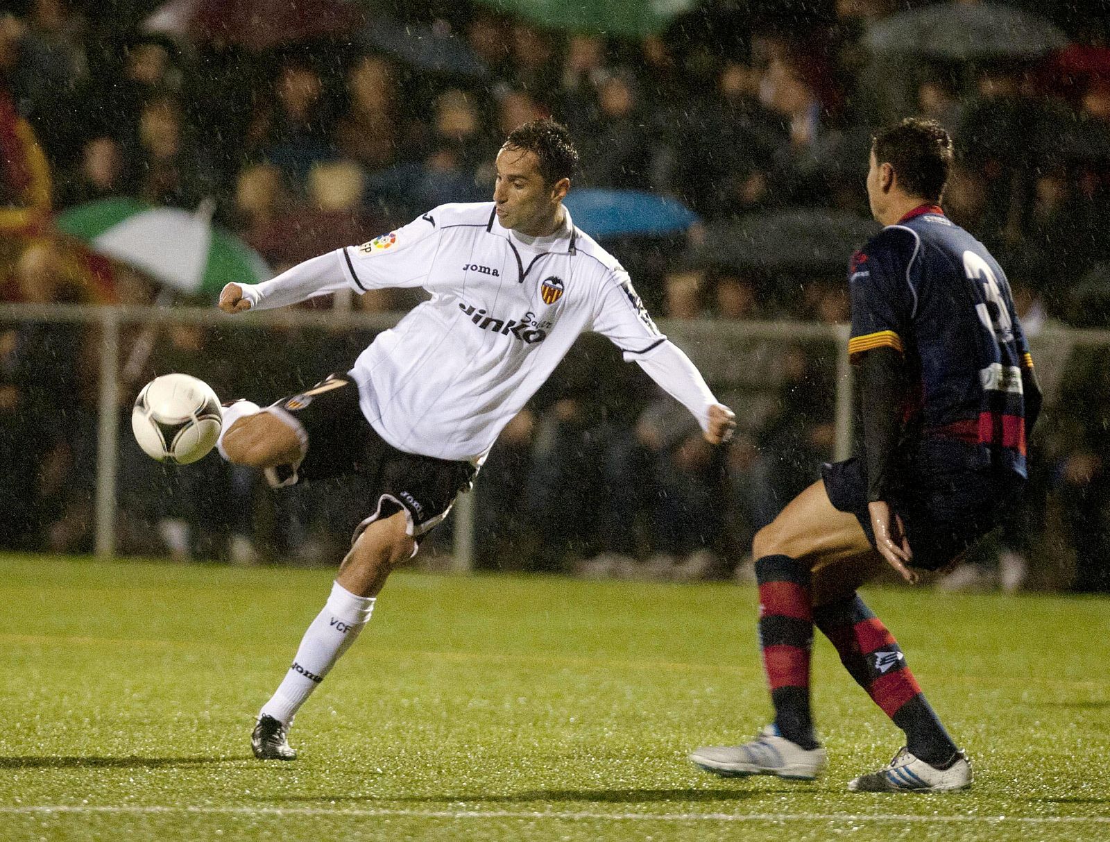 Jonas, autor del primer gol del Valencia contra el Llagostera en el partido de ida de los dieciseisavos de final de la Copa del Rey