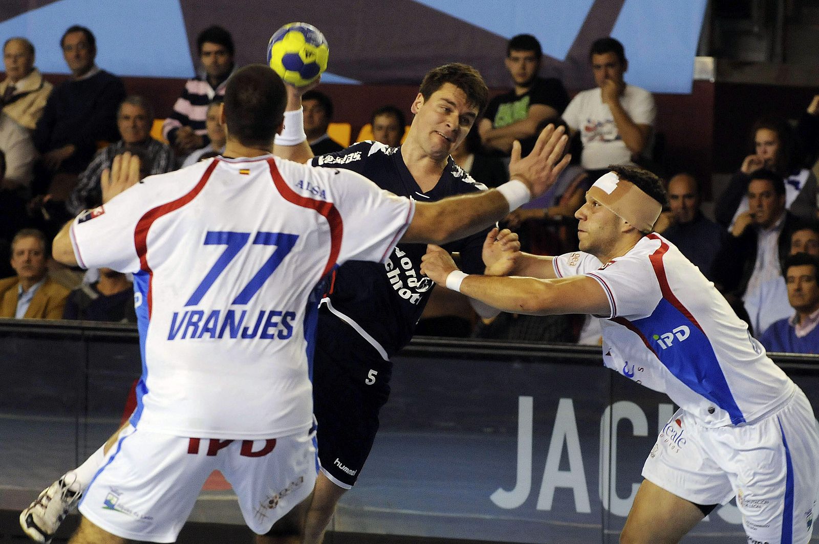 Jugadores del Reale Ademar de León, de espaldas, en un partido de Liga de Campeones