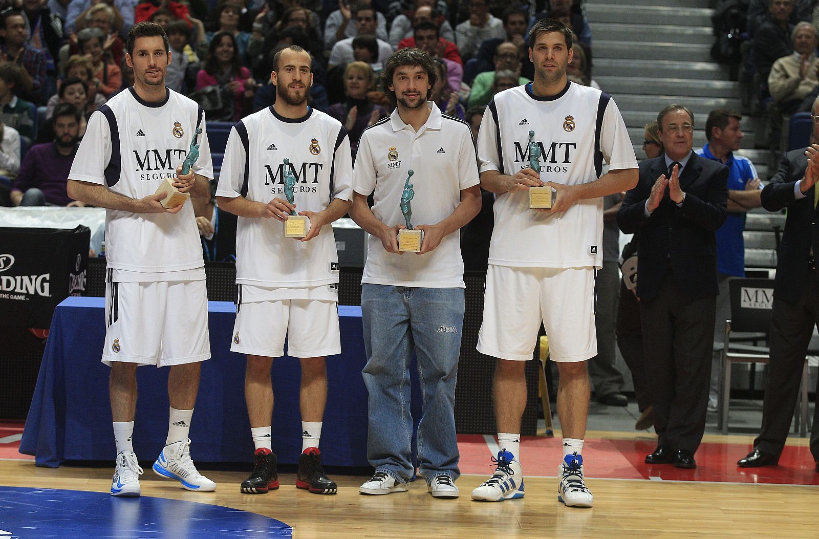 Sergio Llull, segundo por la derecha, junto a sus compañeros del Real Madrid