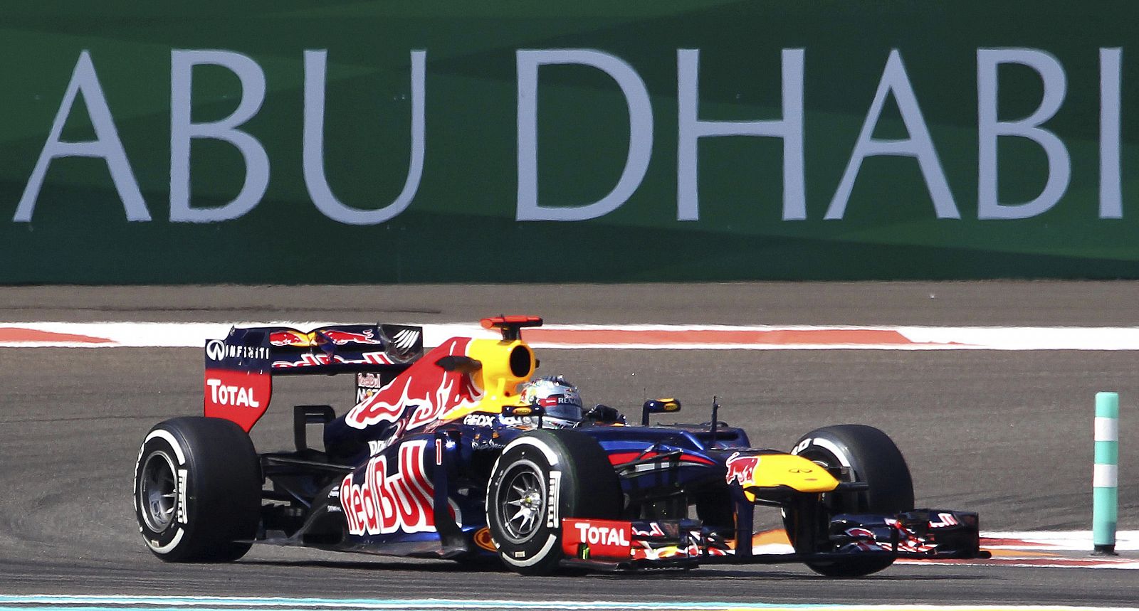 El piloto alemán de Fórmula 1 Sebastian Vettel, de Red Bull, participa en la primera sesión de entrenamientos libres para el Gran Premio de Abu Dabi
