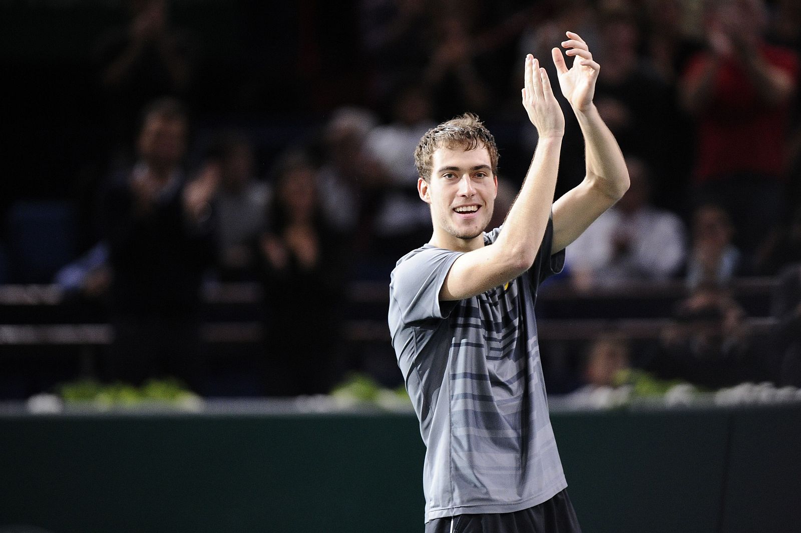 Jerzy Janowicz saluda al serbio Janko Tipsarevic tras el partido.