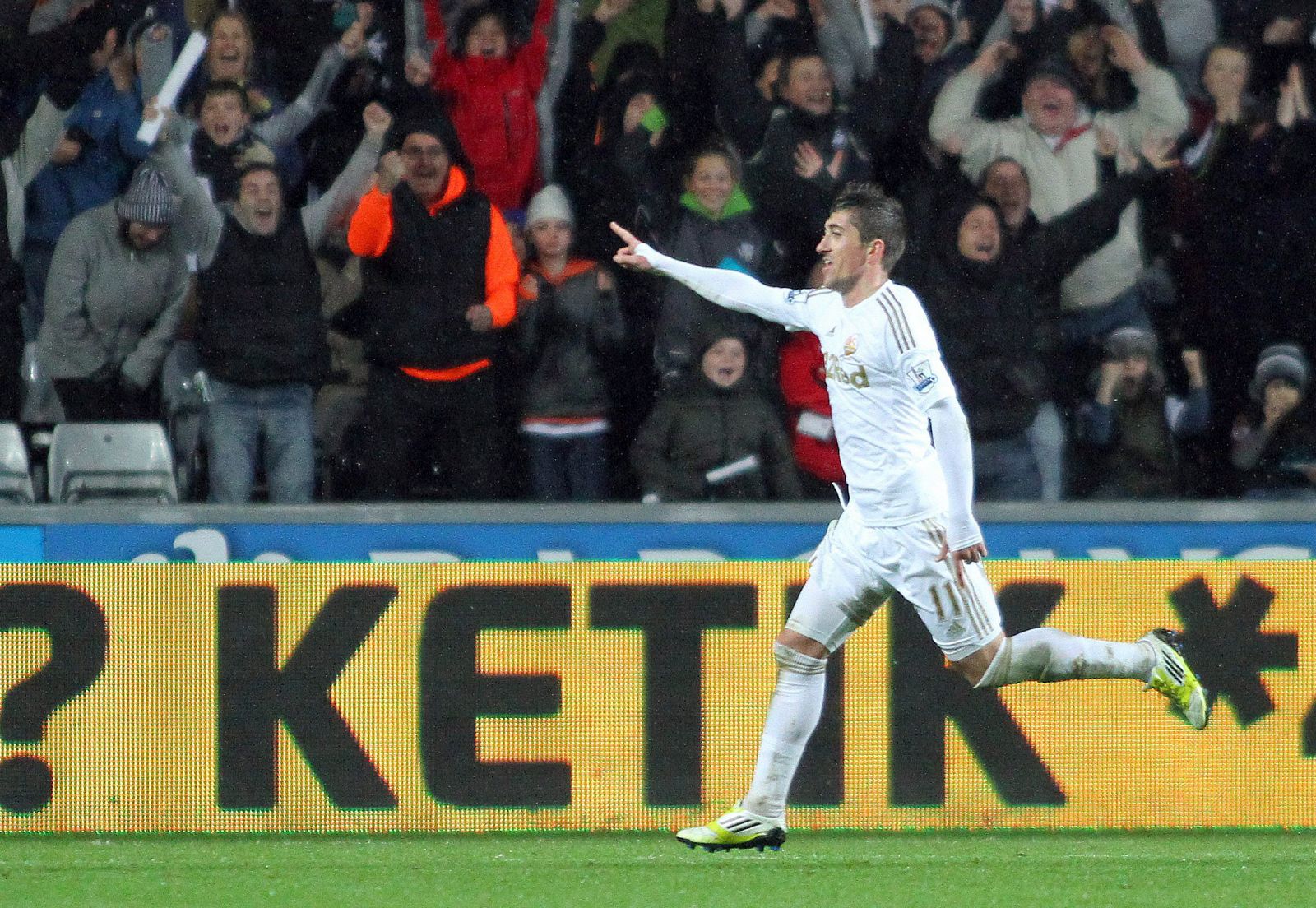 Pablo Hernández celebra el gol del empate del Swansea frente al Chelsea.