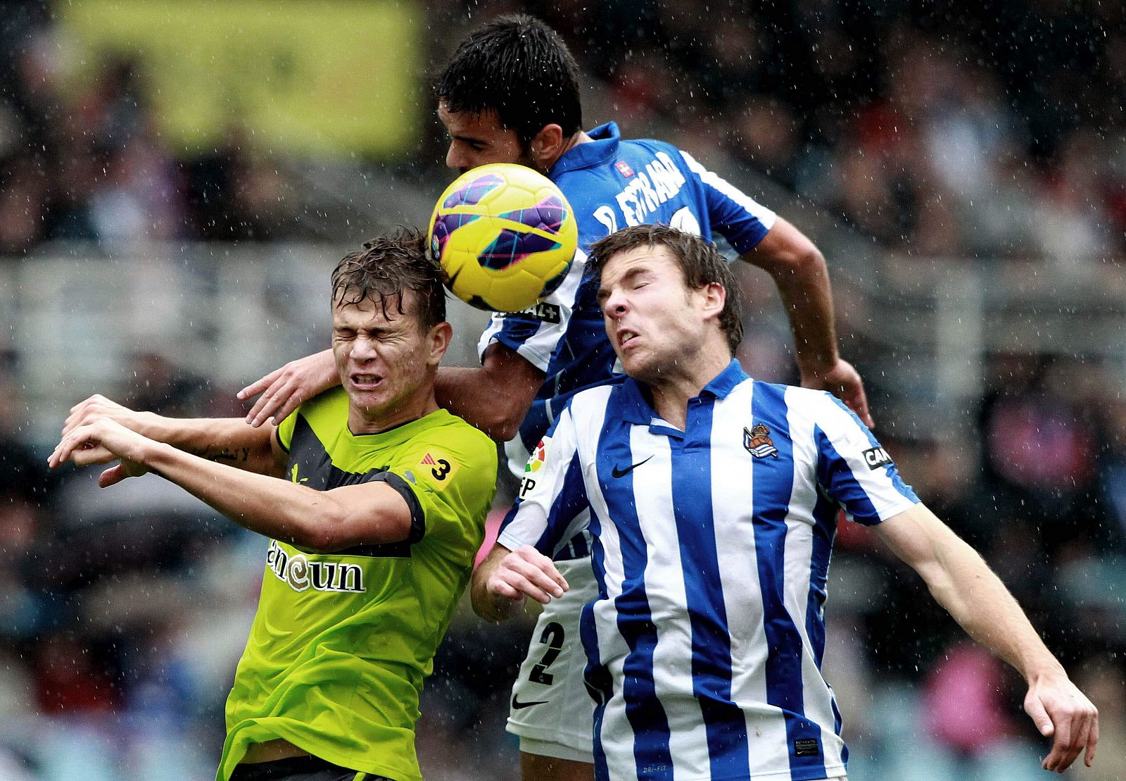 Estrada (c) e Illarramendi (d) luchan un balón con el delantero italiano del Espanyol, Samuele Longo (i).