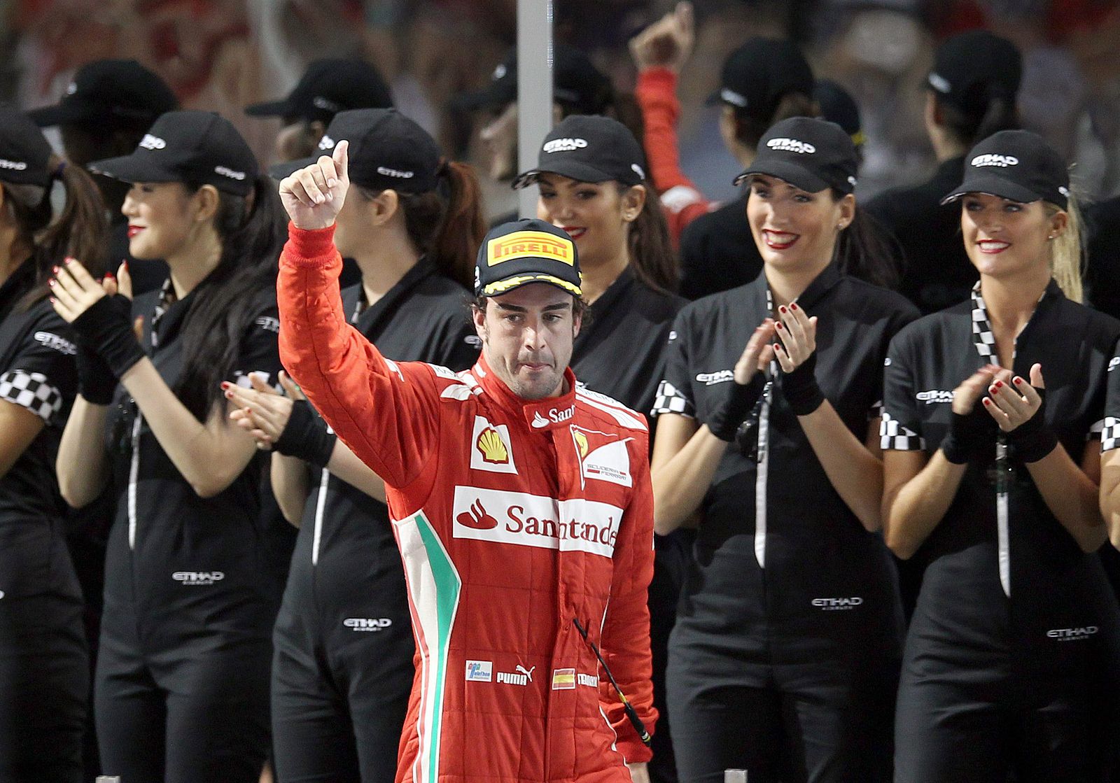Fernando Alonso saluda a sus fans en Abu Dabi.