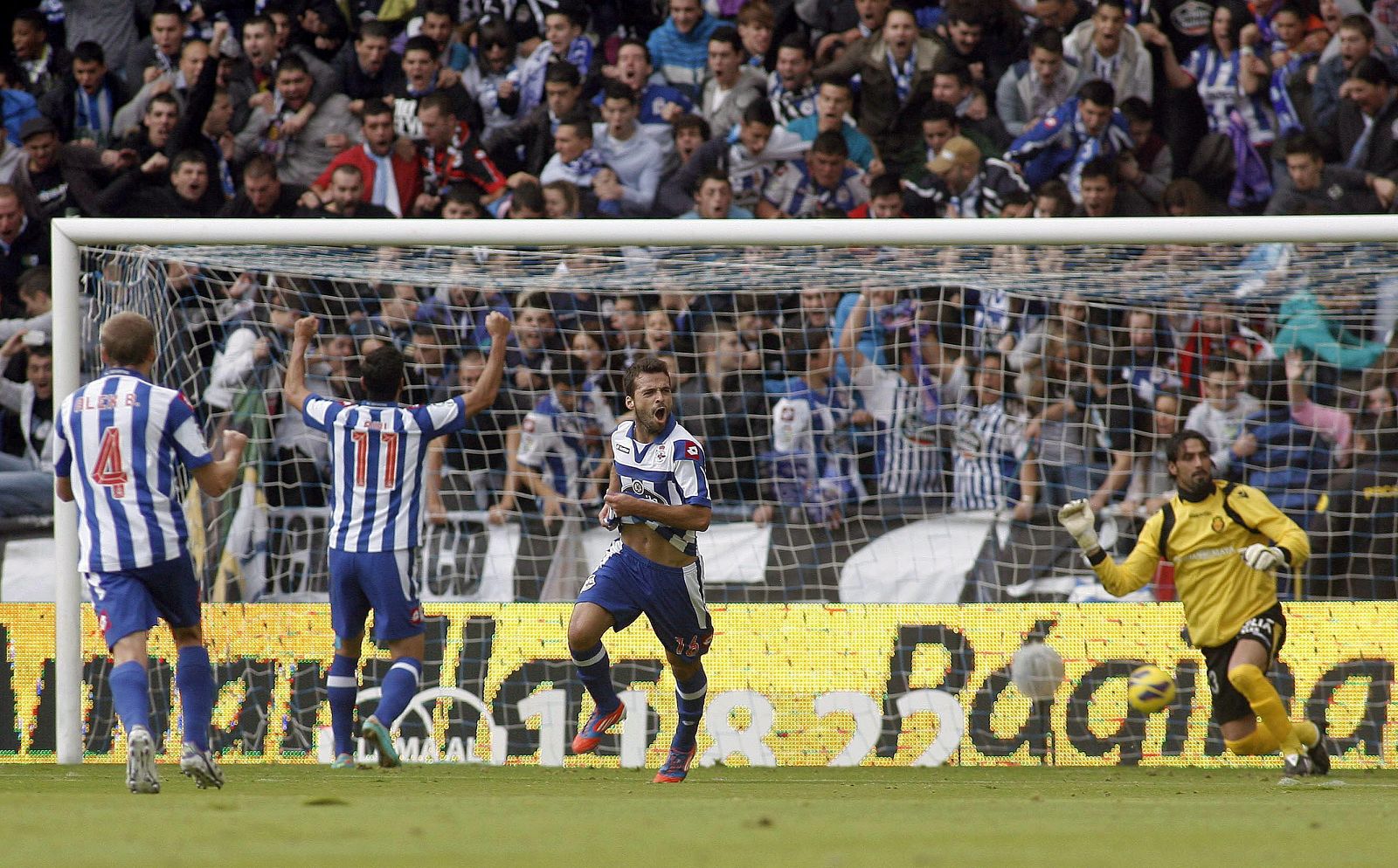 El centrocampista portugués del Deportivo Bruno Gama (2d) celebra su gol