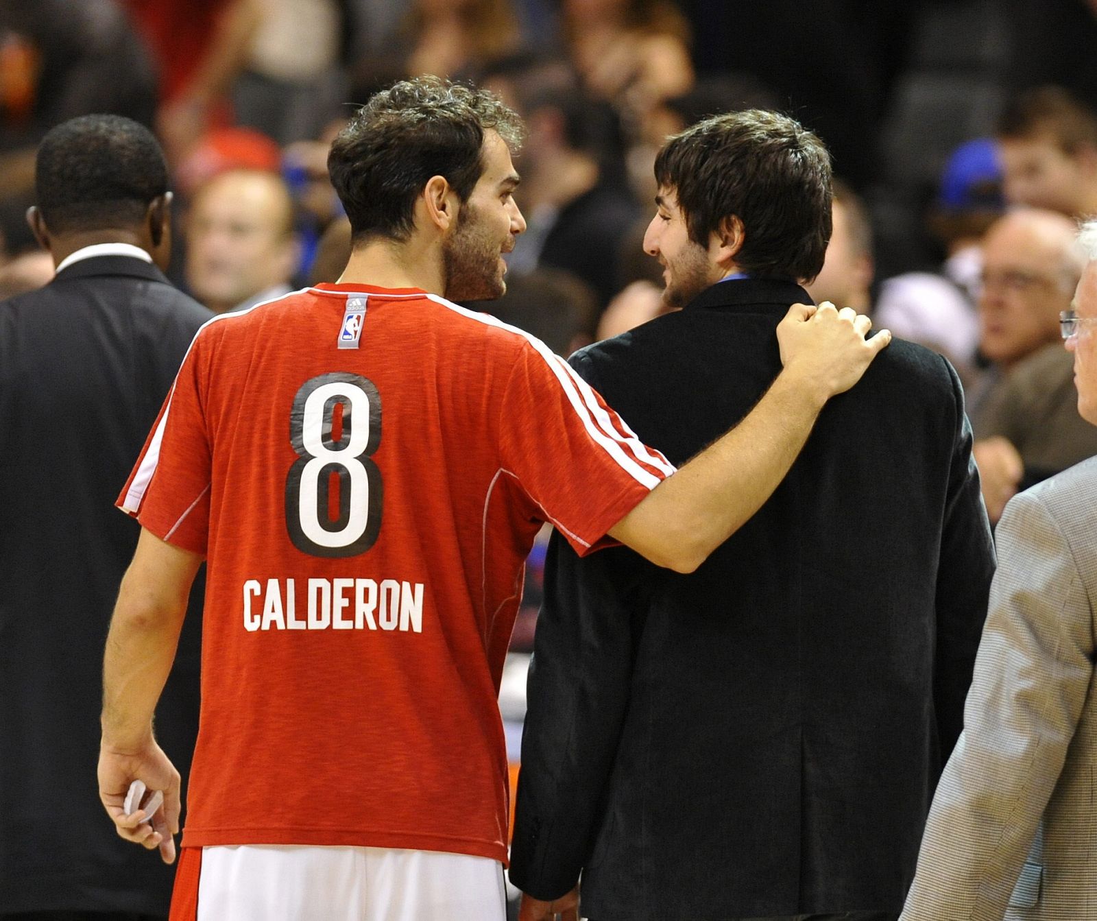 El jugador español de los Toronto Raptors José Calderón (i) y su compatriota de los Timberwolves Ricky Rubio salen de la cancha