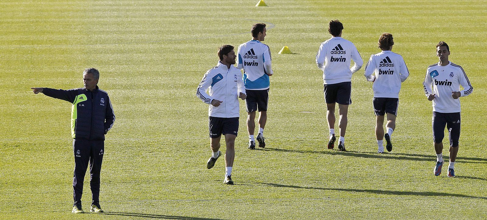 El entrenador del Real Madrid, el portugués José Mourinho (i) sigue las evoluciones de sus jugadores