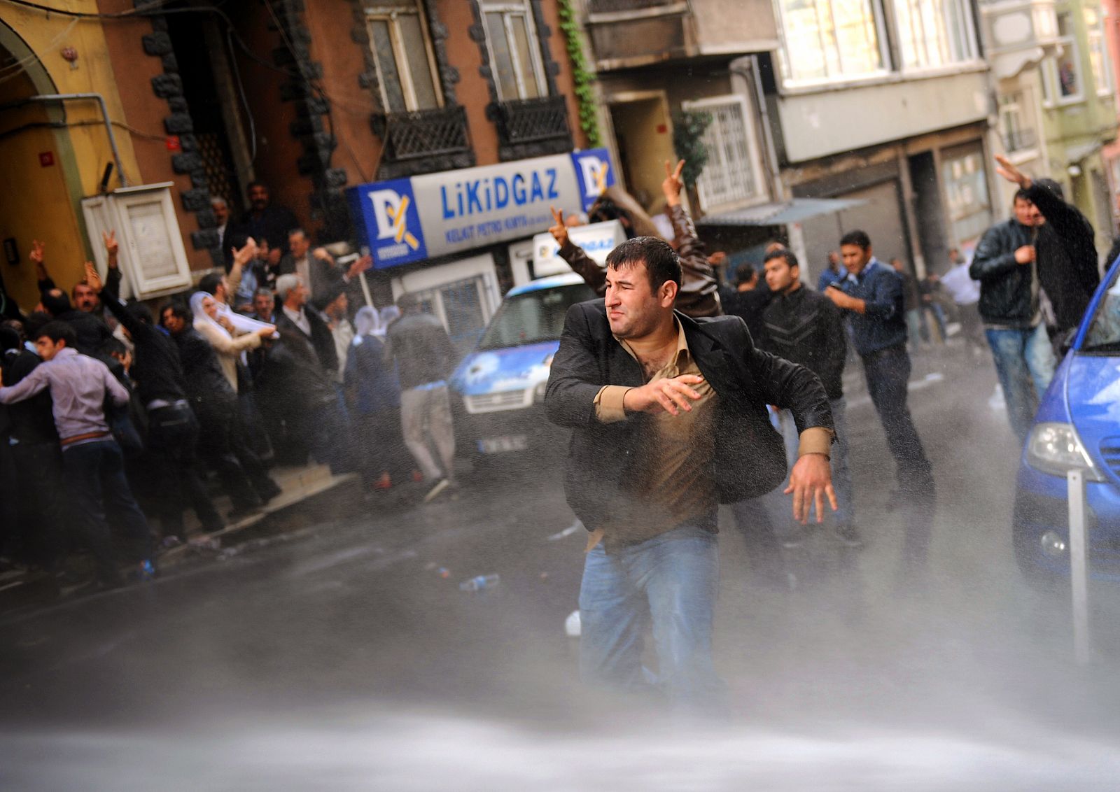 Partidarios de presos kurdos en huelga de hambre se enfrentan con la Policía en Estambul, el 4 de noviembre