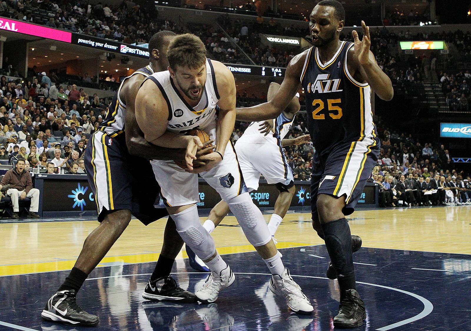 El jugador español de los Grizzlies de Memphis Marc Gasol (c) marcado por dos jugadores de los Jazz de Utah