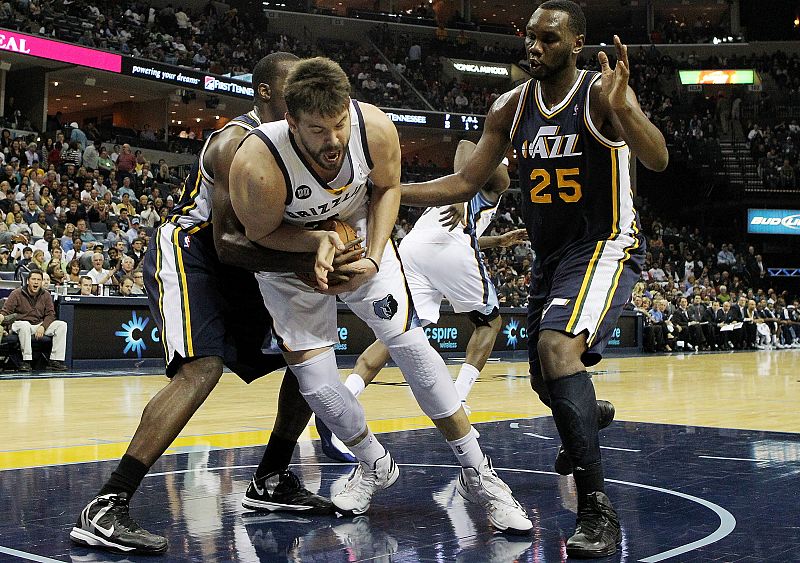 El jugador español de los Grizzlies de Memphis Marc Gasol (c) marcado por dos jugadores de los Jazz de Utah