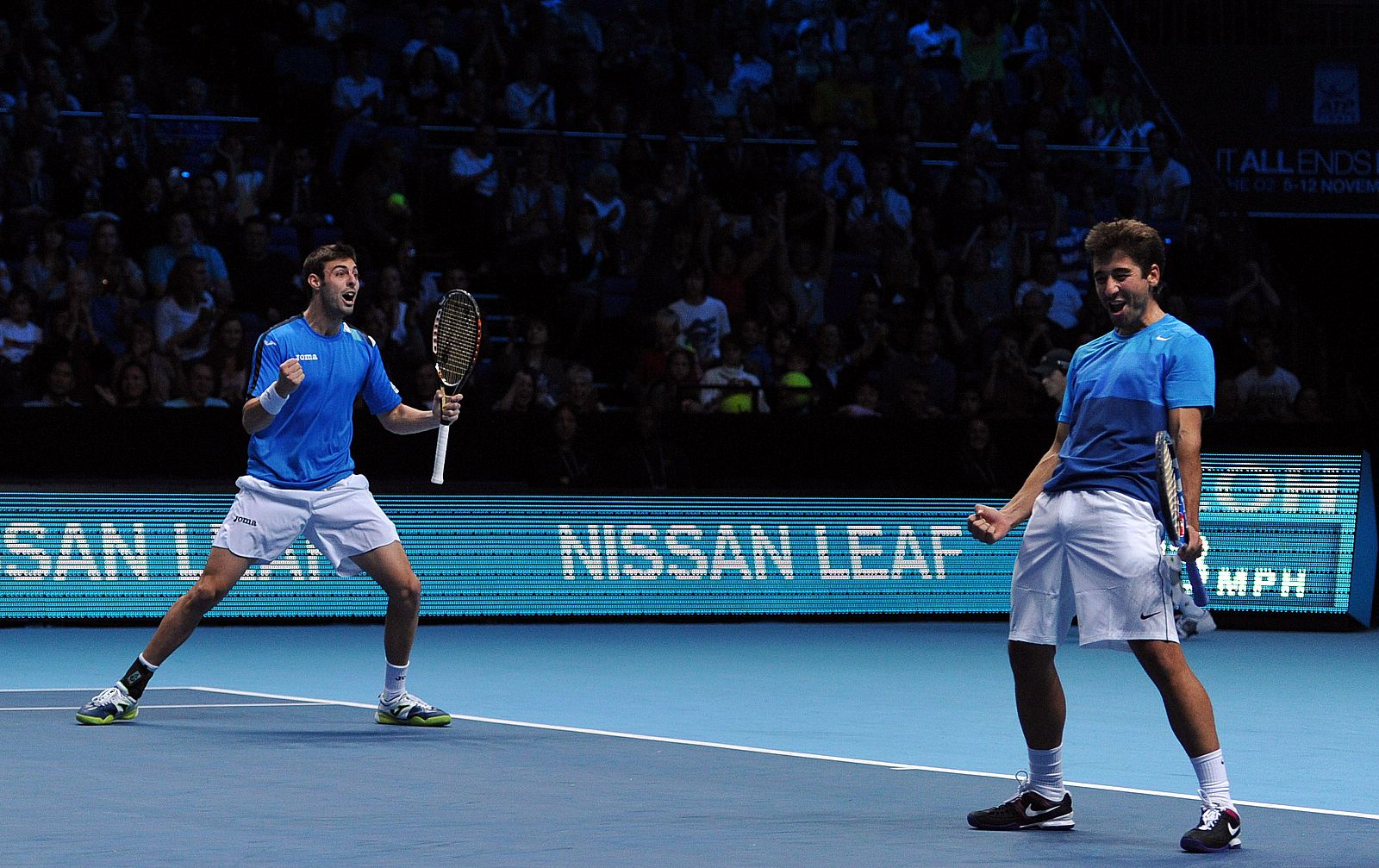 Marcel Granollers y Marc López celebran su triunfo sobre los hermanos Bob y Mike Bryan