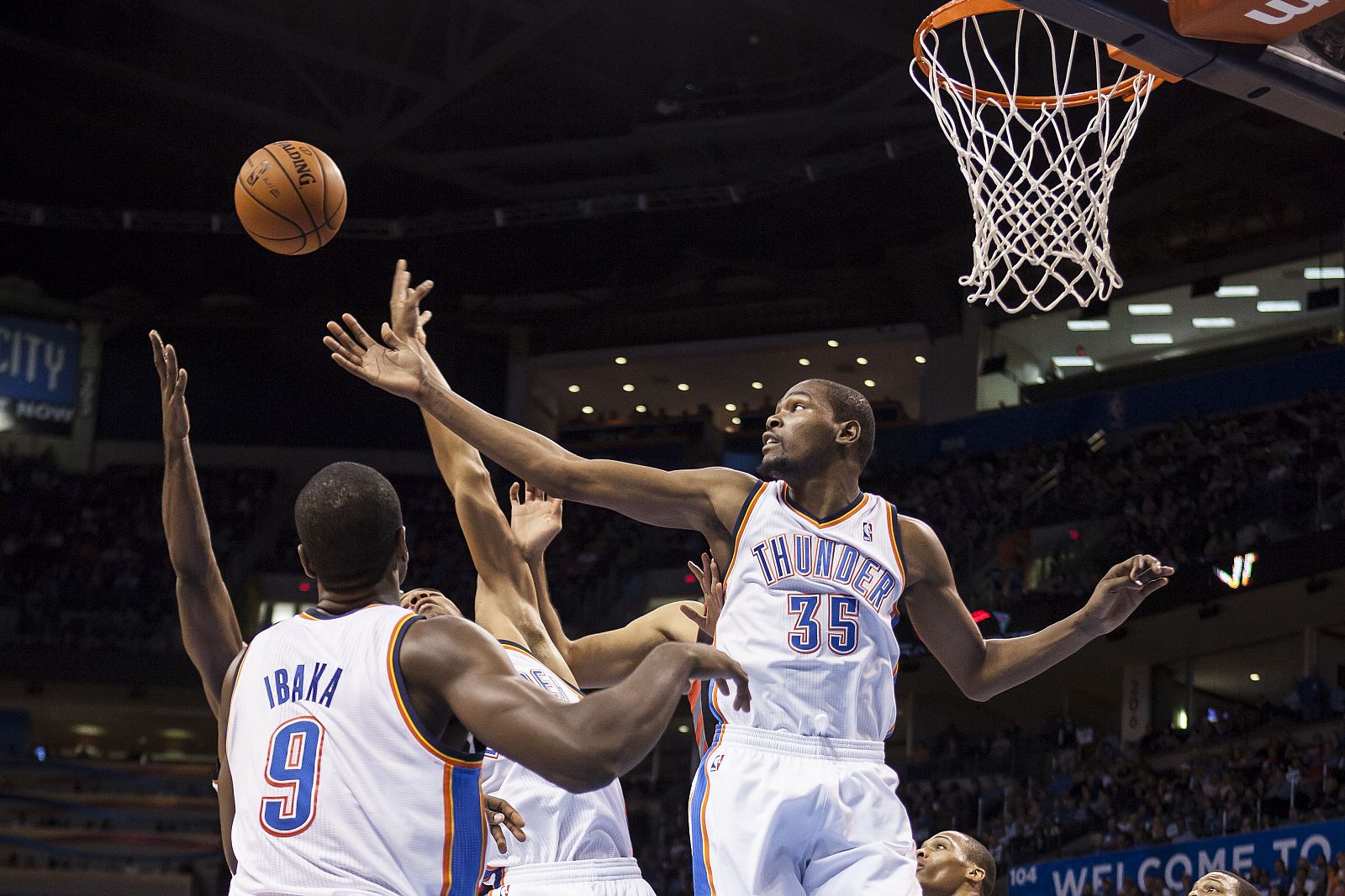 Kevin Durant y Serge Ibaka taponan un intento de canasta de los Raptors