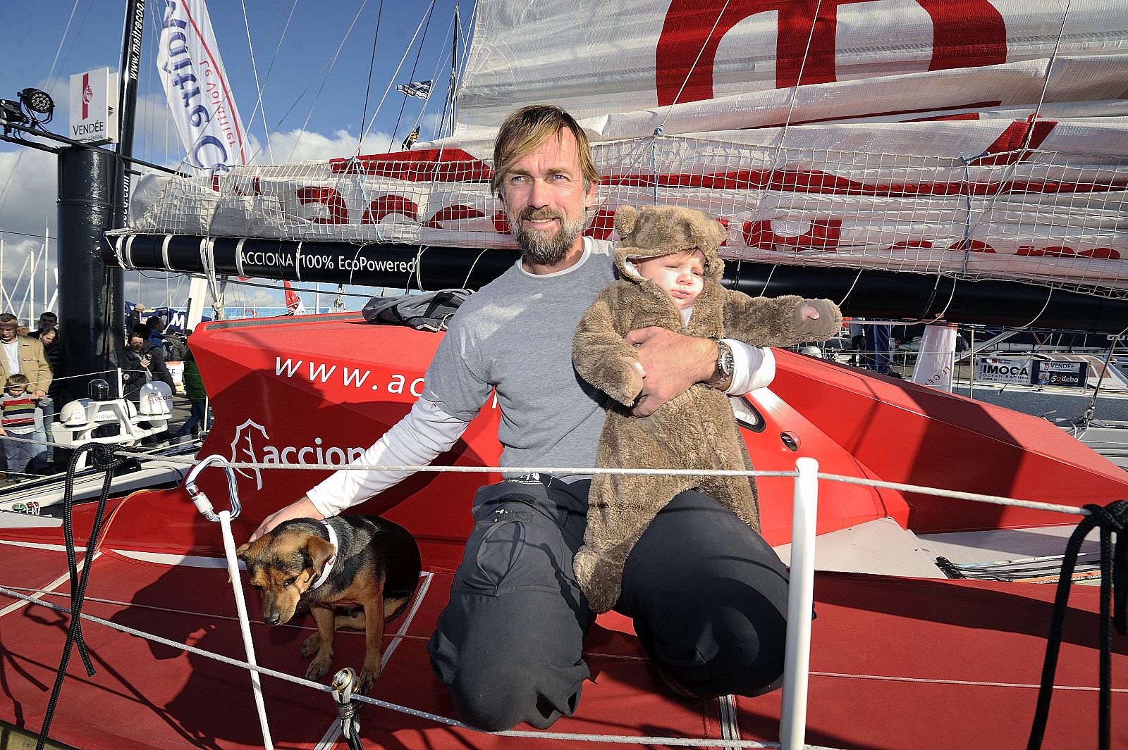 Javier Sansó, con su hijo y su perro, sobre el 'Acciona', con el que competirá en la Vendée Global.