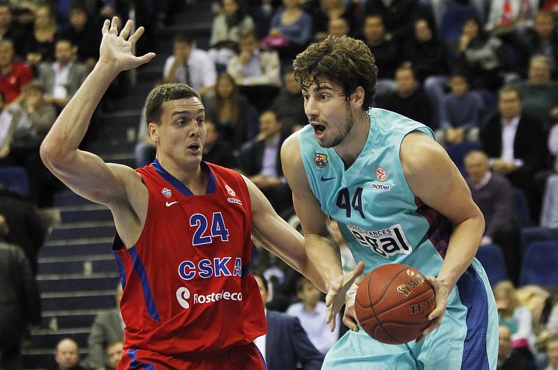 Ante Tomic (d) controla el balón ante la presencia de Sasha Kaun del CSKA Moscú