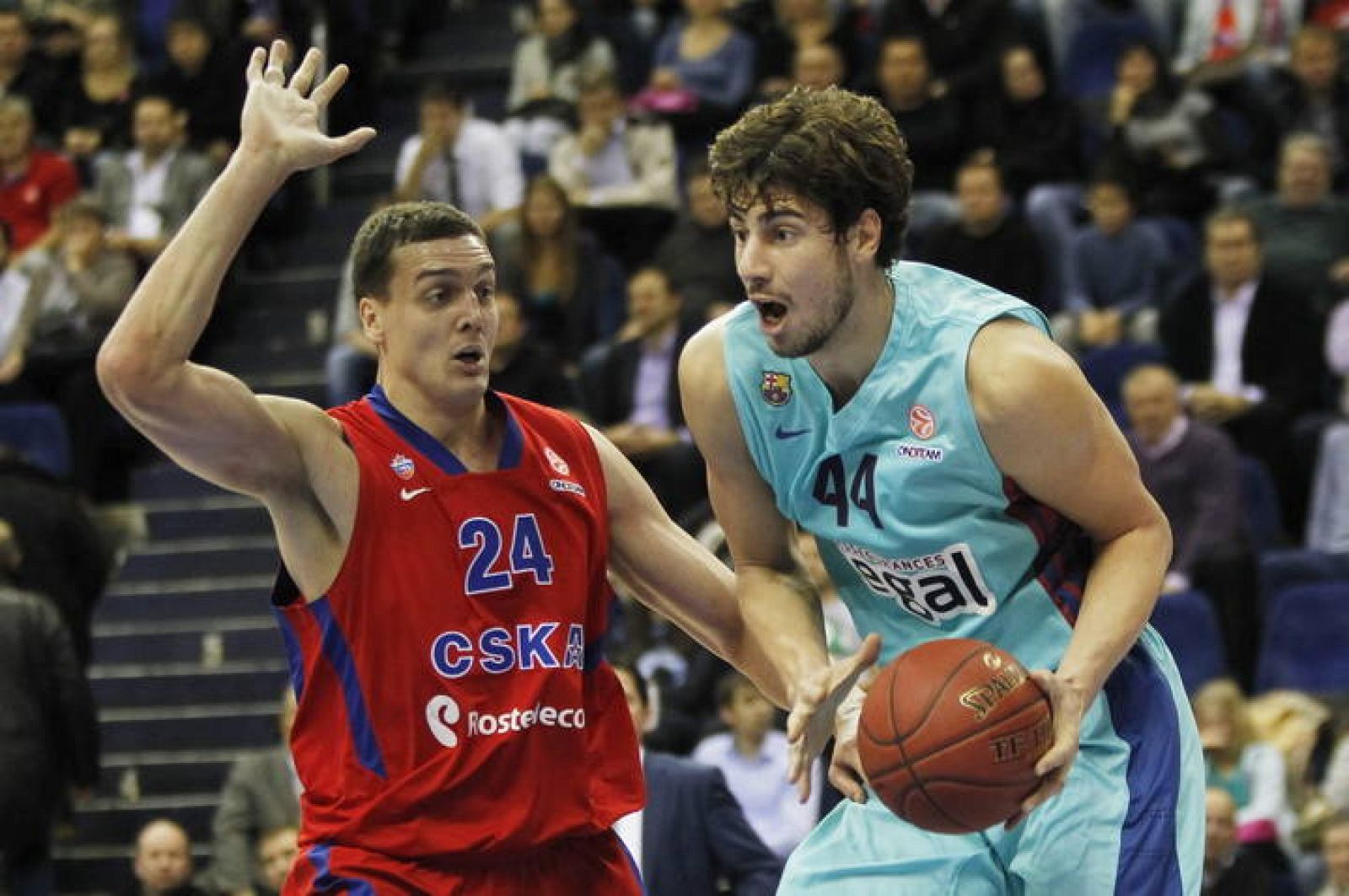 Ante Tomic (d) controla el balón ante la presencia de Sasha Kaun del CSKA Moscú 