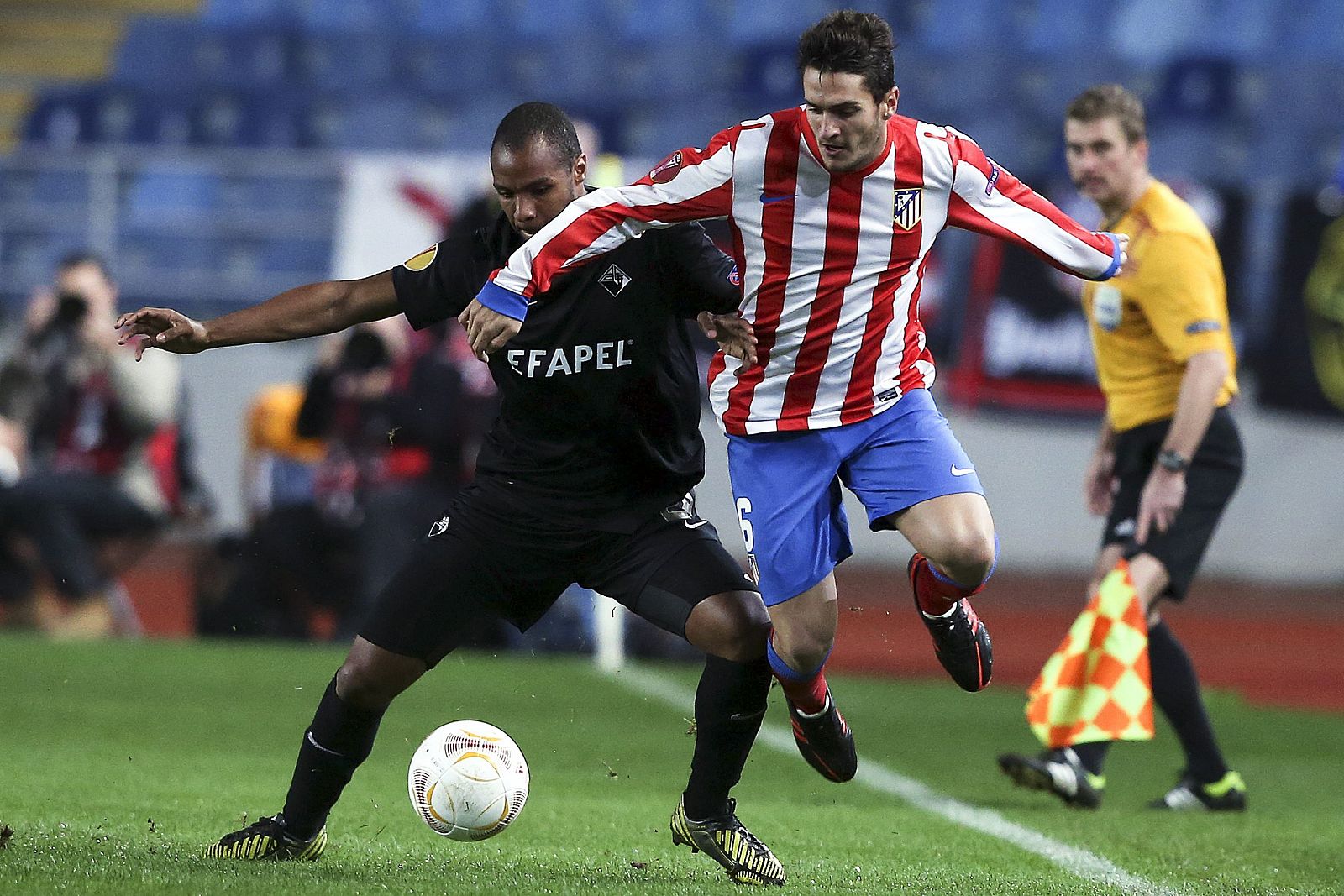 Wilson Eduardo (i), del Académica, lucha por el balón con el centrocampista del Atlético Madrid, Koke