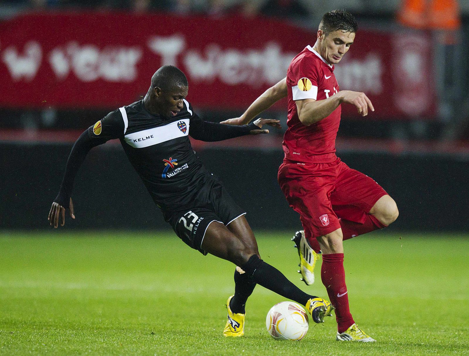 Tadic del Twente pelea el balón con el jugador del Levante Diop