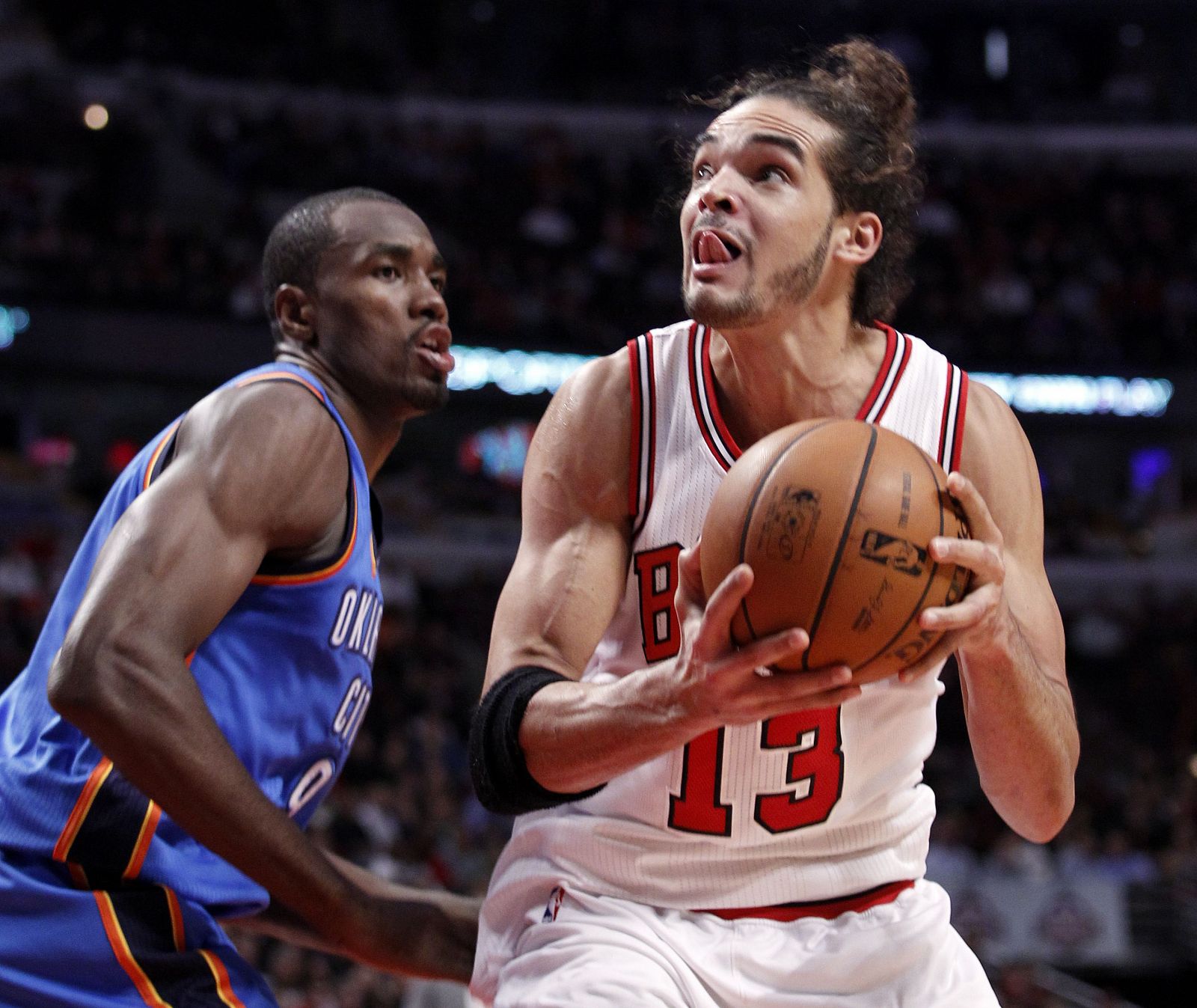 Joakim Noah (13) se enfrenta al jugador español de los Thunder Serge Ibaka (9).