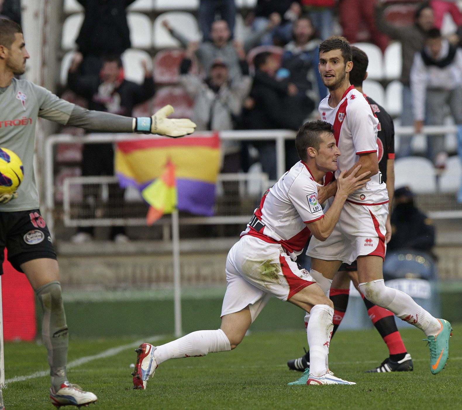 El defensa del Rayo Vallecano Roberto Triguero "Tito" (c) celebra su gol