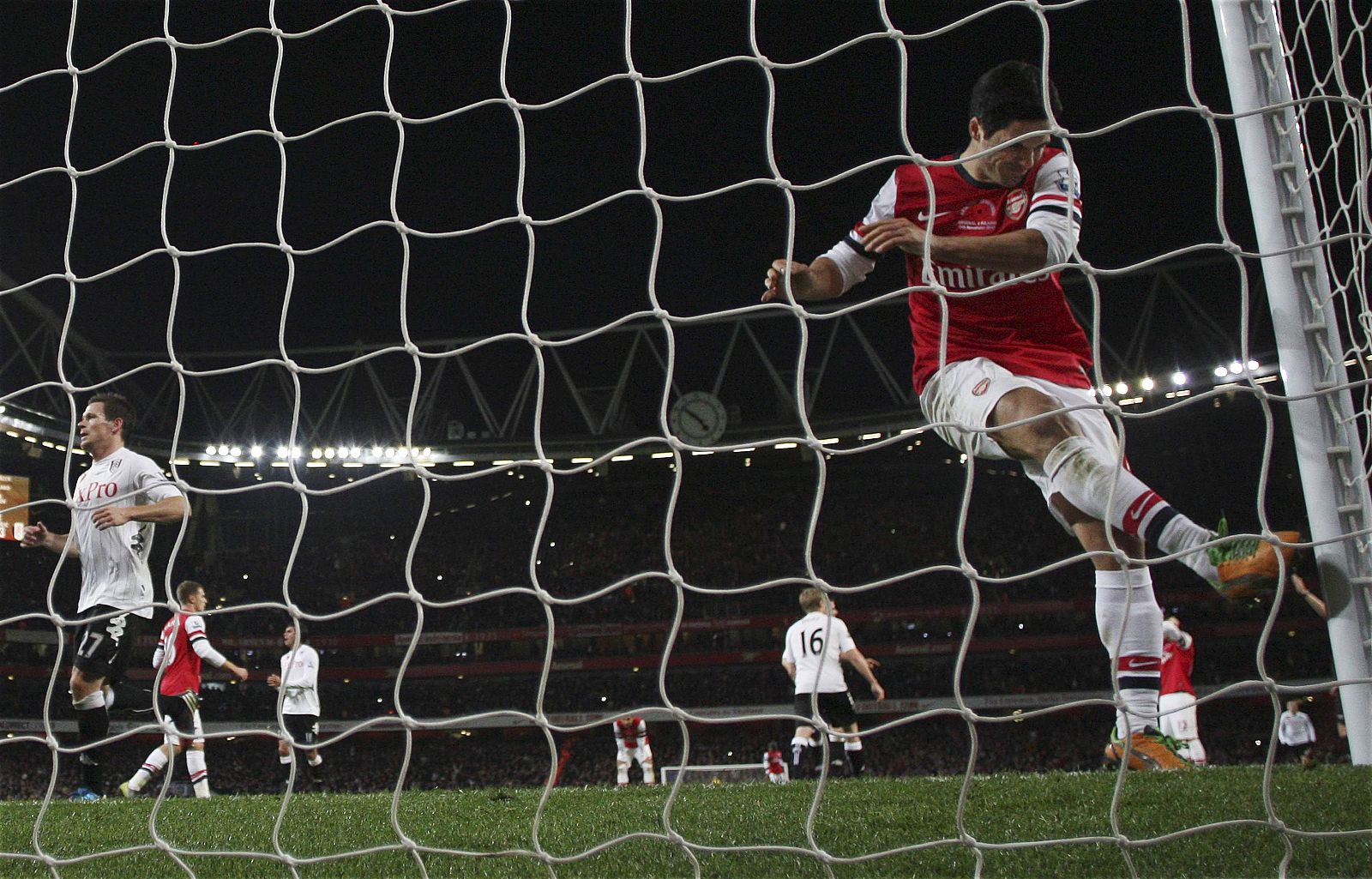 Mikel Arteta golpea el poste tras fallar el penalti contra el Fulham