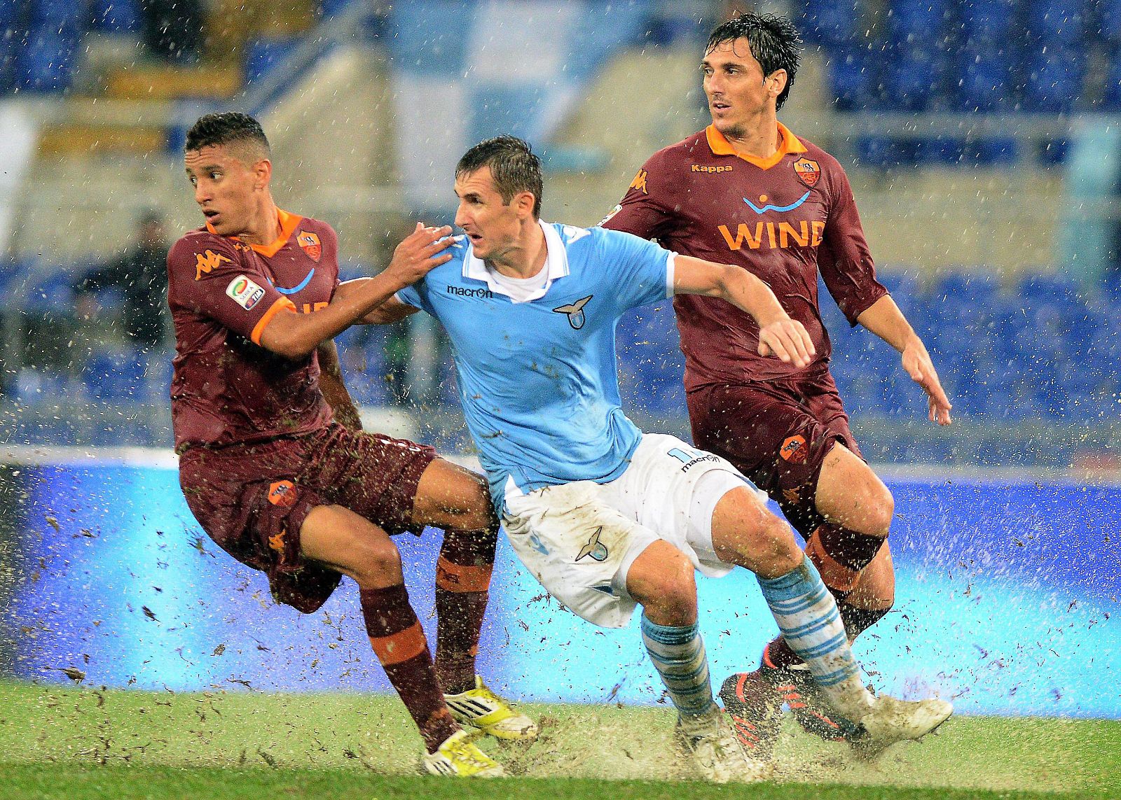 Miroslav Klose (C) del Lazio, frente al jugador del Roma Nicolas Burdisso (D).