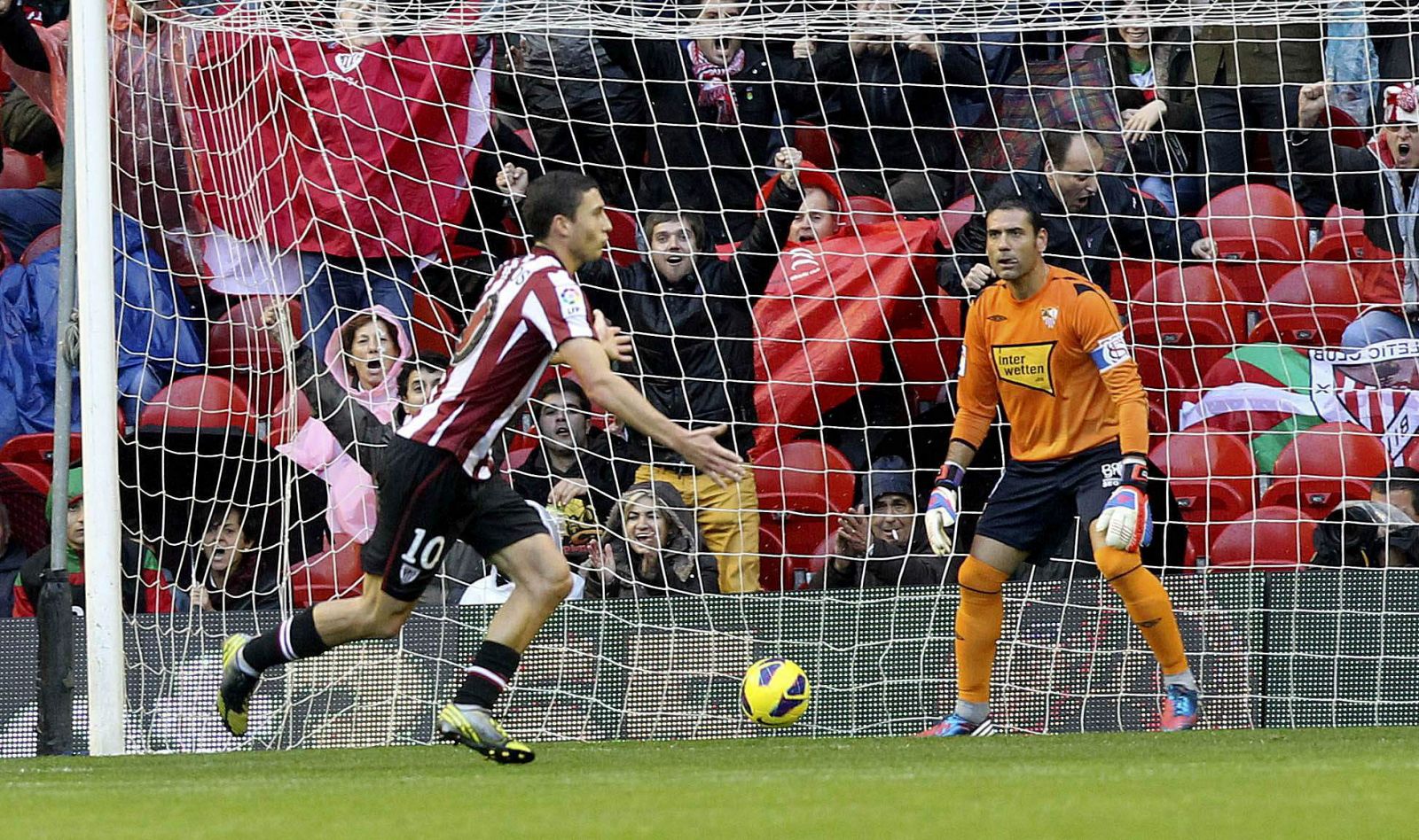 El centrocampista del Athletic de Bilbao Óscar De Marcos (i) celebra el primer gol frente al Sevilla