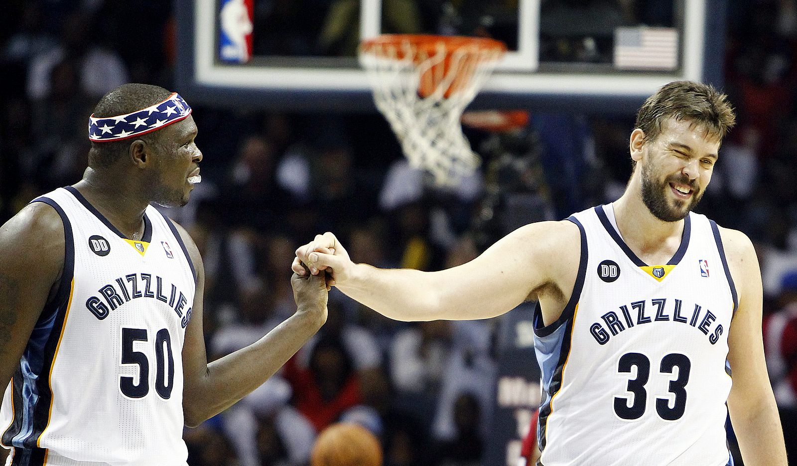 El jugador de Grizzlies Marc Gasol (d) celebra con su compañero Zach Randolph