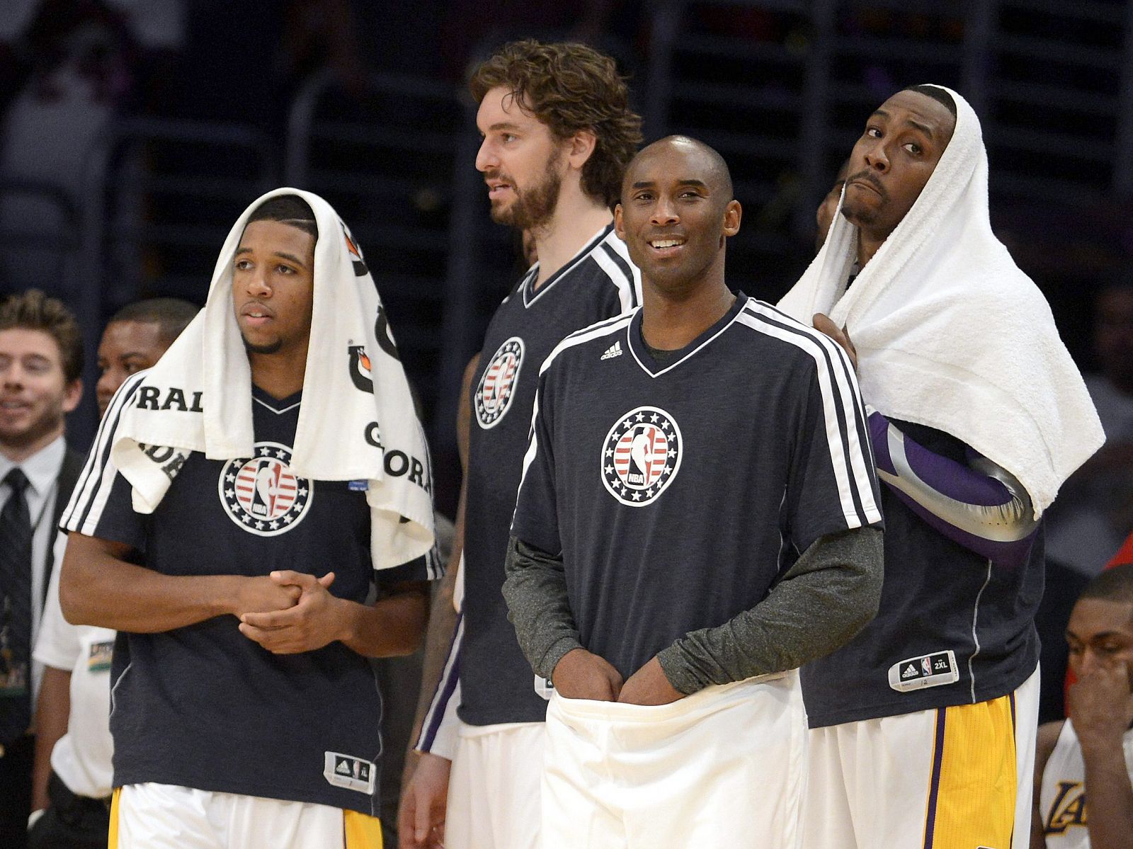 El banquillo de los Lakers con Bryant, Gasol y Howard, en primer término