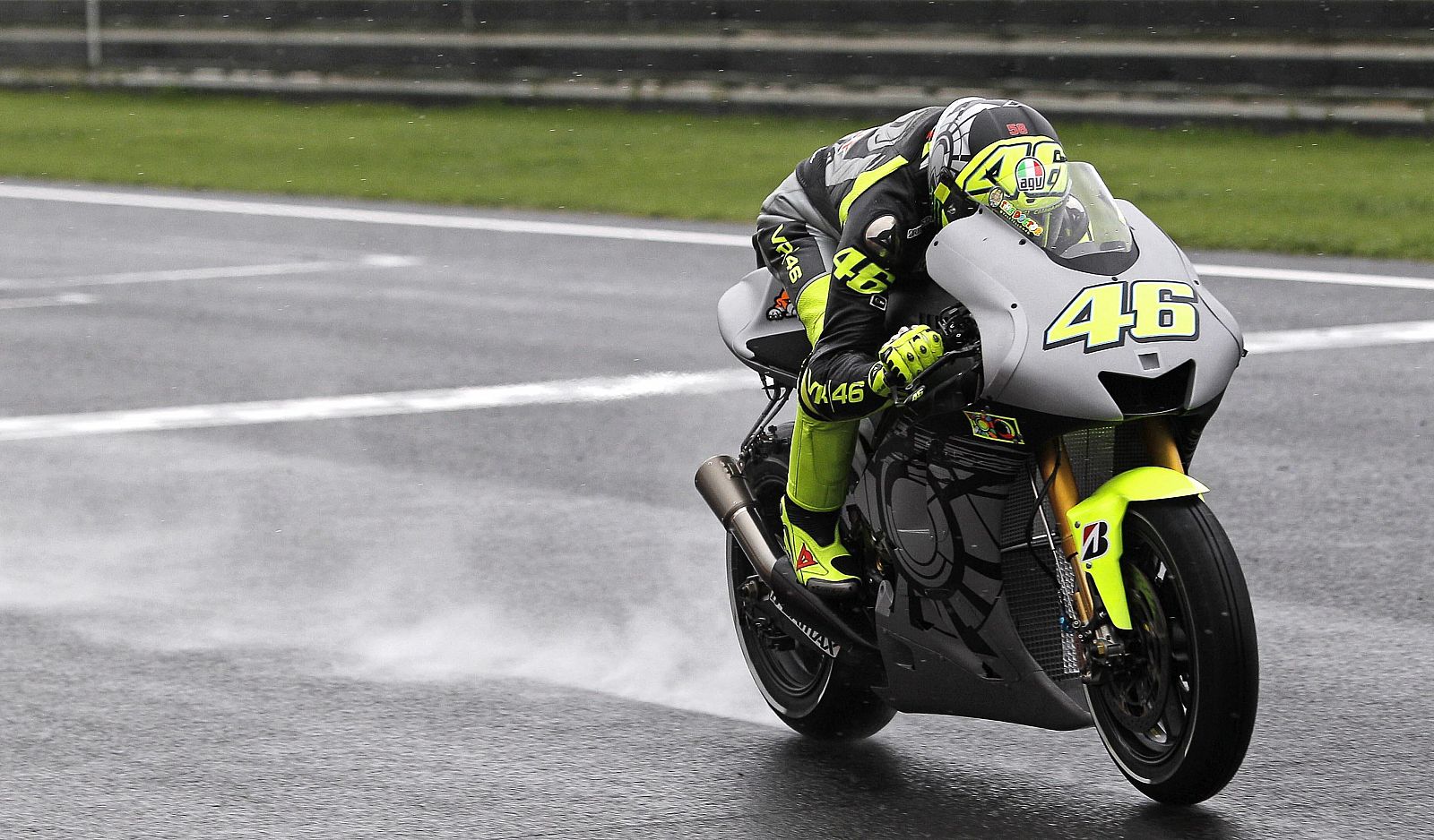 El piloto italiano Valentino Rossi prueba la nueva Yamaha M1.