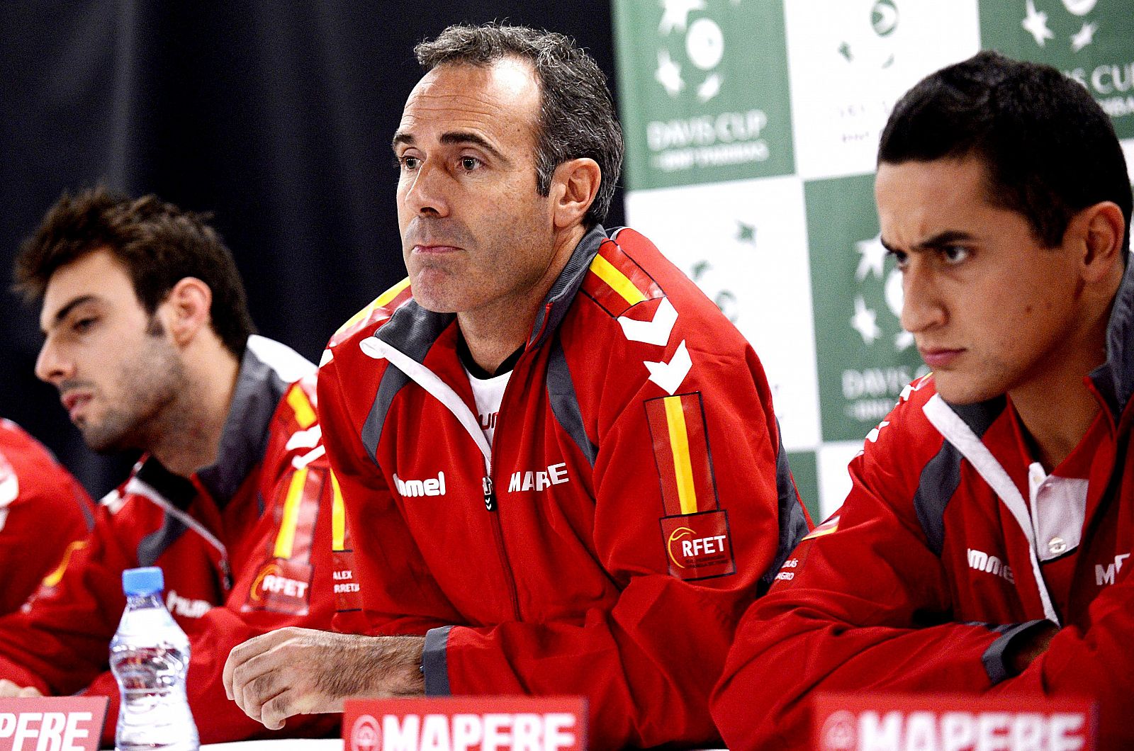 El capitán del equipo español de Copa Davis, Àlex Corretja (c), junto a Almagro (d) y Granollers.