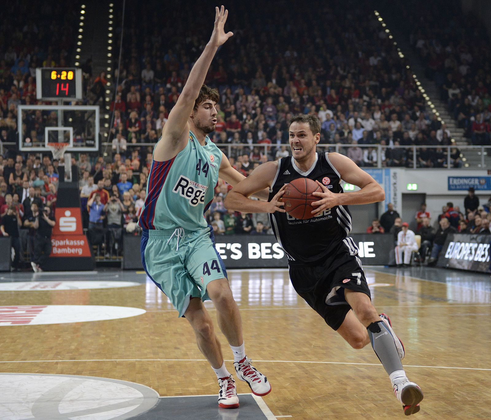 Ante Tomic (i) y Nachbar en un momento del partido Brose - Barcelona Regal