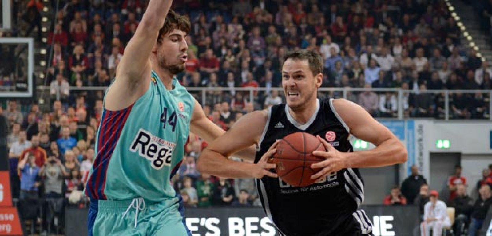 Ante Tomic (i) y Nachbar en un momento del partido Brose - Barcelona Regal