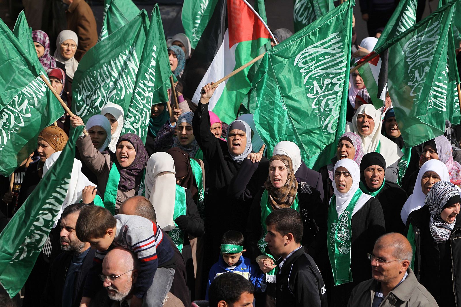 Un grupo de manifestantes palestinos protestan agitando las banderas de Hamás en la ciudad de Ramalá contra la ofensiva militar israelí en Gaza