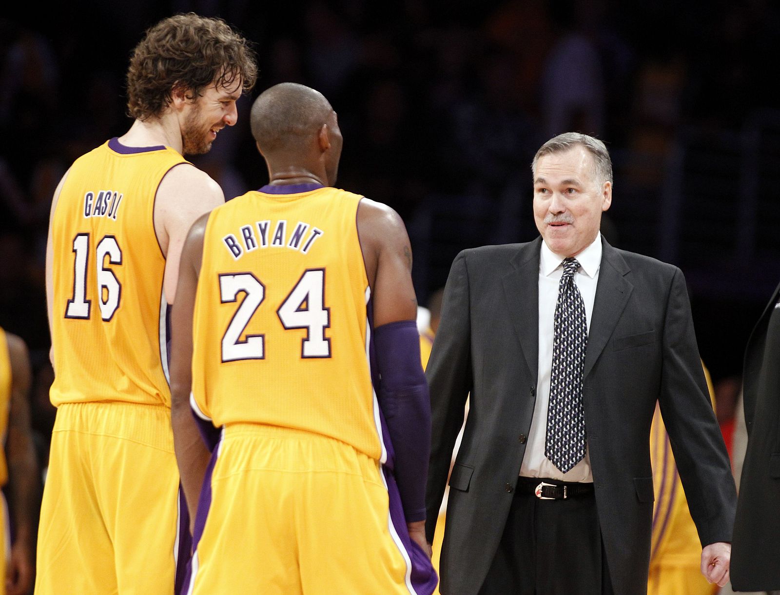 El entrenador de Los Angeles Lakers, Mike D'Antoni, conversa con Pau Gasol y Kobe Bryant