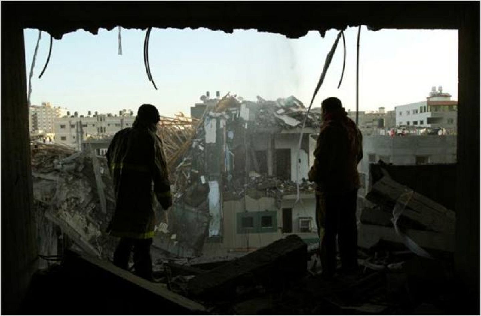  Así quedó el edificio de la televisión de Al Aqsa, cercana a Hamás, en Gaza. 