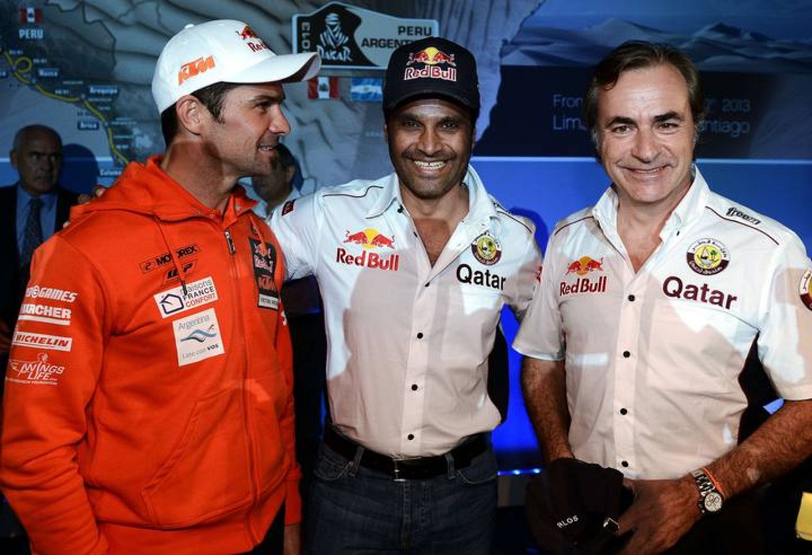 Carlos Sainz (derecha), junto a Cyril Despres (izquierda) y Nasser Al Attiyah (centro), en la presentación del Dakar