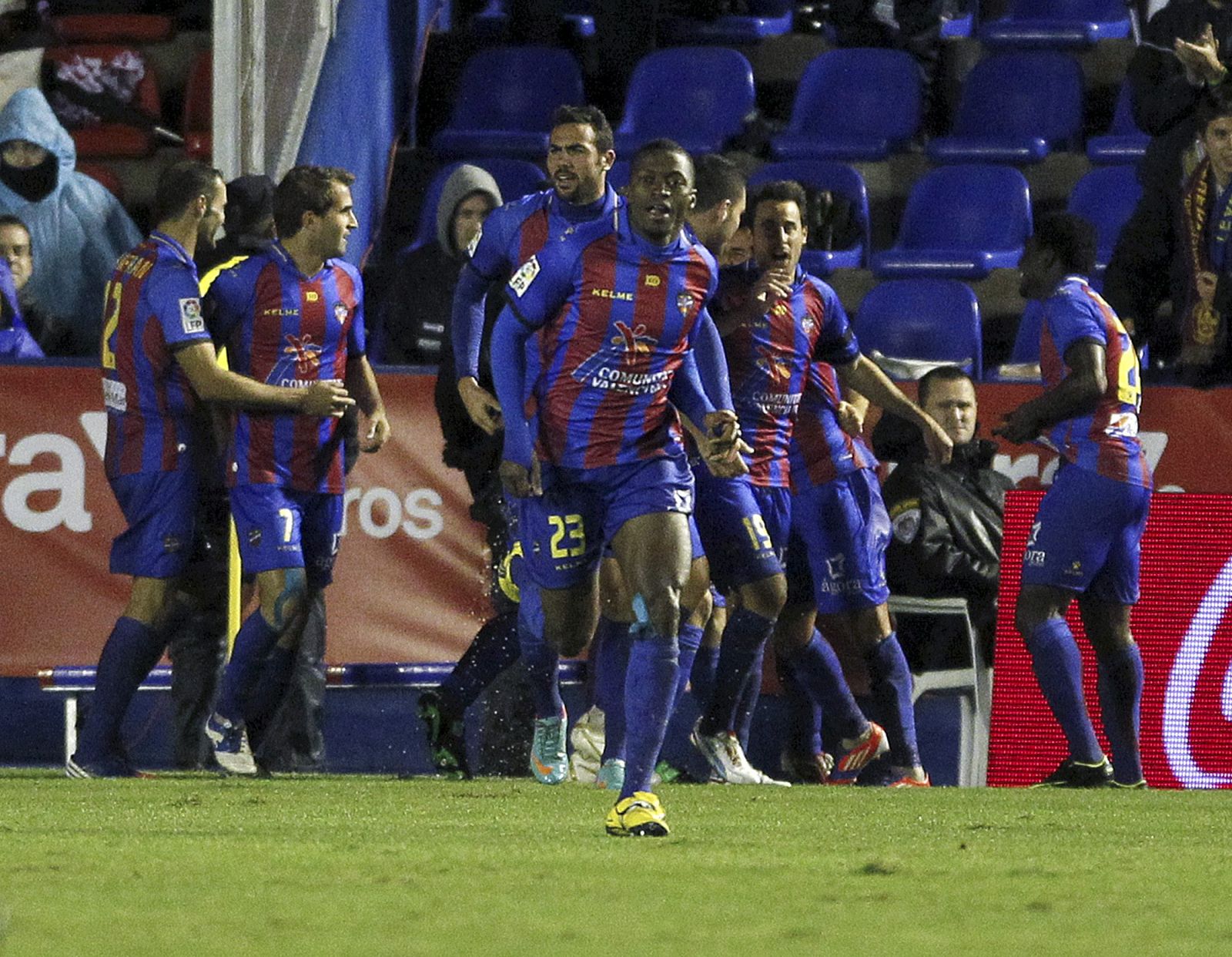 Los jugadores del Levante, a punto de hacer historia.