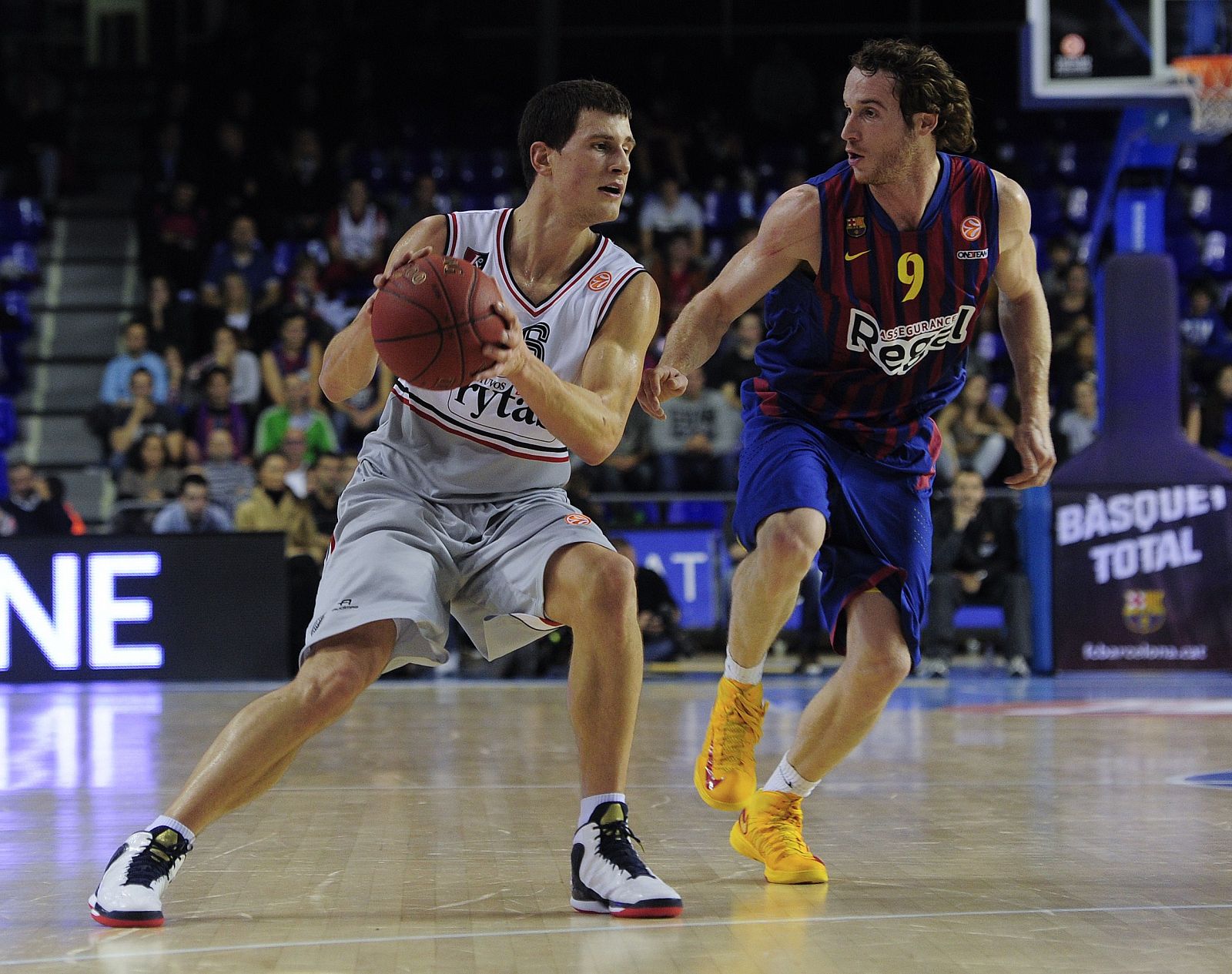 Nedovic, ante la defensa de Marcelinho.