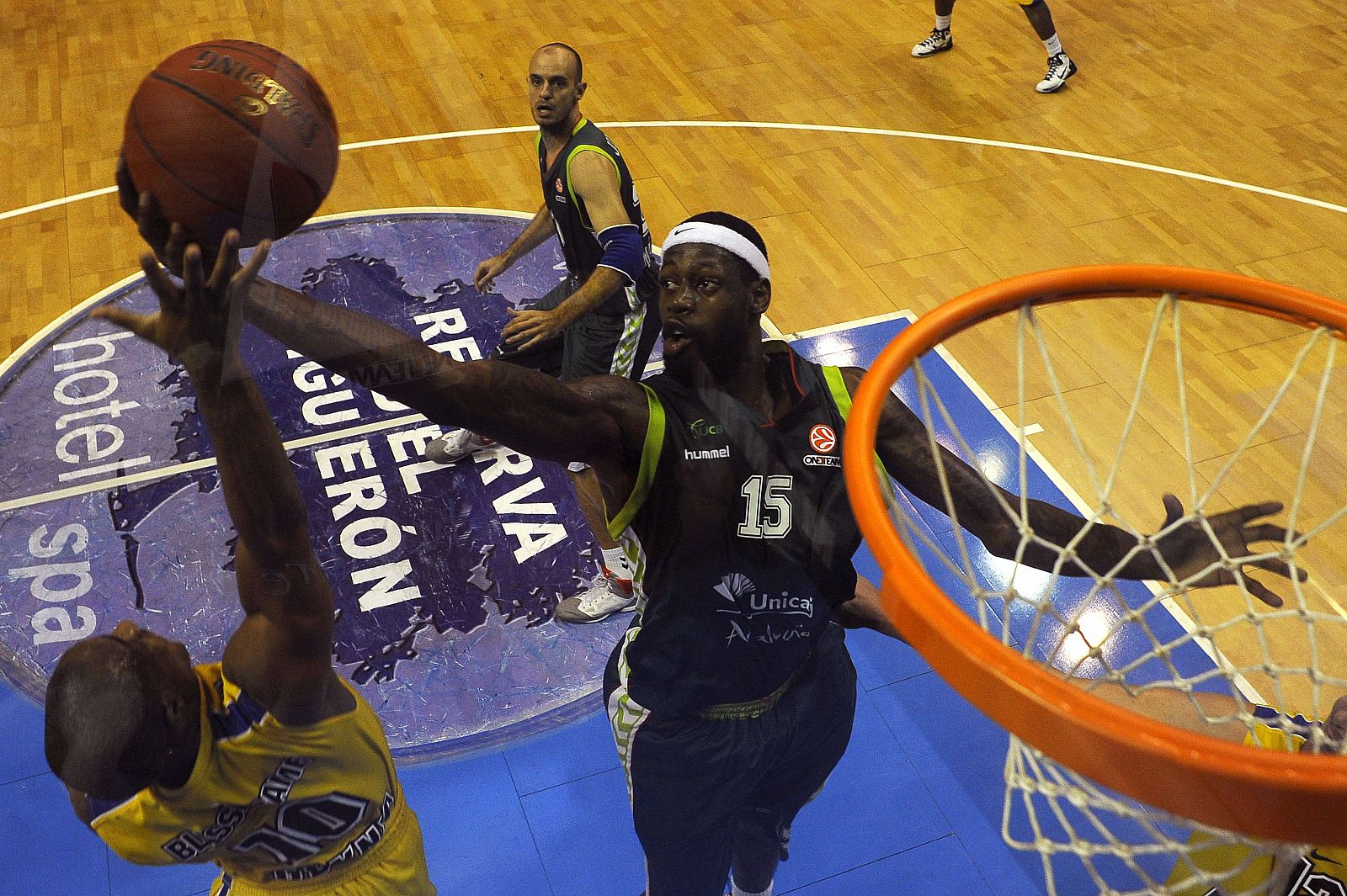 James Gist (d) del Unicaja y Jerel Blassingame del Asseco Prokom en un partido de la Euroliga