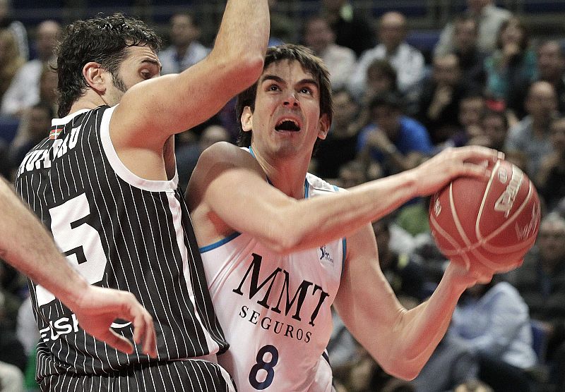 El jugador del Real Madrid Carlos Suárez (d) intenta sobrepasar al jugador del Gescrap Bizkaia Alex Mumbrú