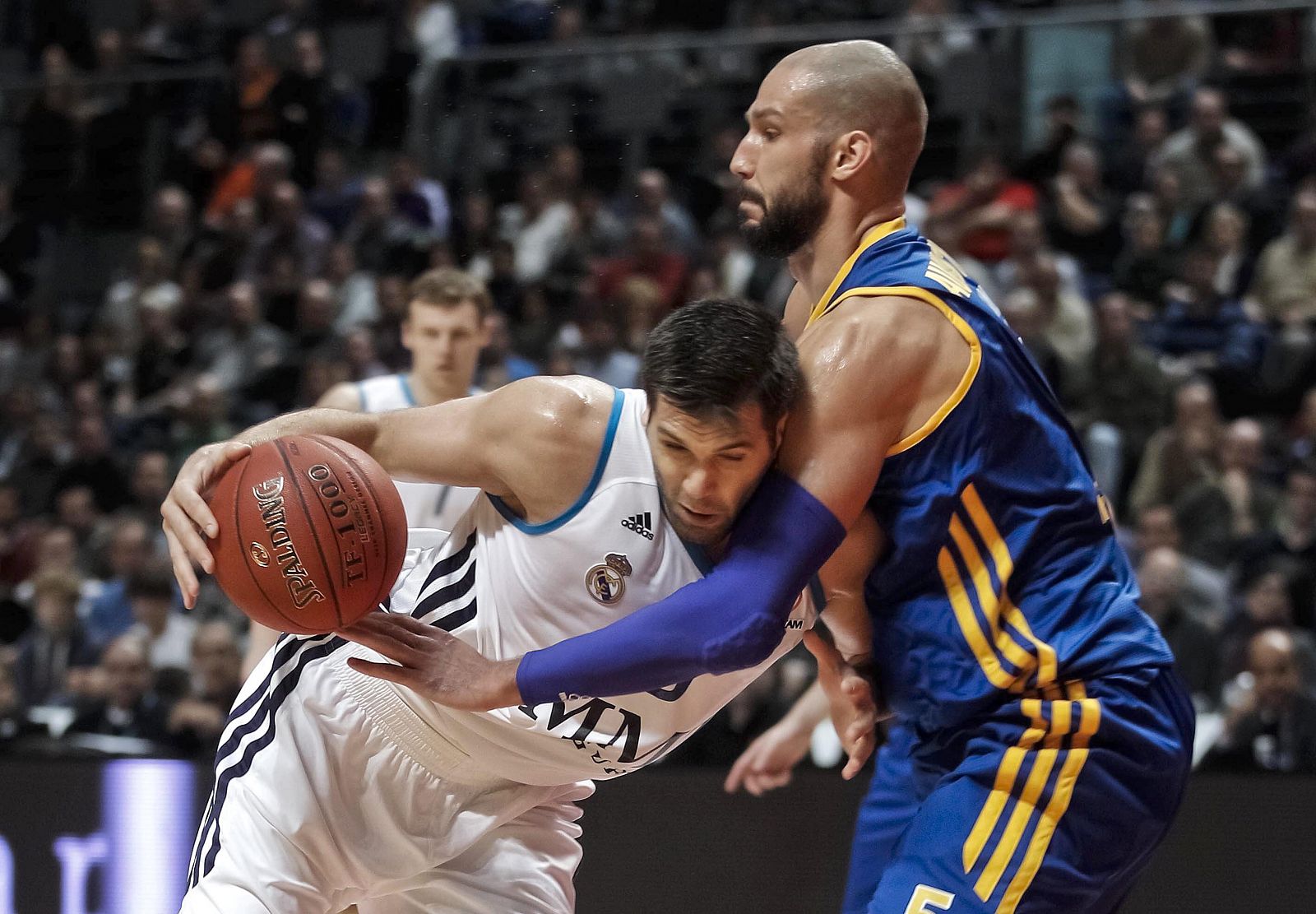 El pívot del Real Madrid Felipe Reyes con el balón ante el alero del BC Khimki James Augustine.