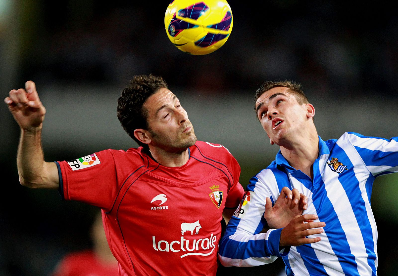 El centrocampista francés de la Real Sociedad, Antoine Griezmann, salta por un balón con el defensa Damiá Abella, de Osasuna.