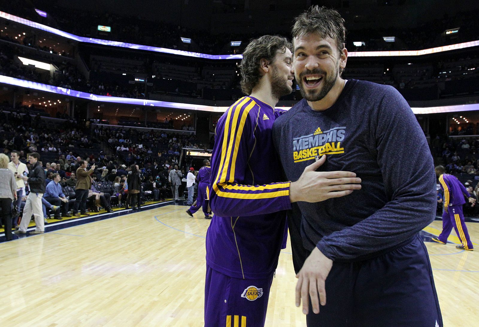 El jugador de Lakers Pau Gasol (i) abraza a su hermano menor, Marc Gasol (d), de Grizzlies.