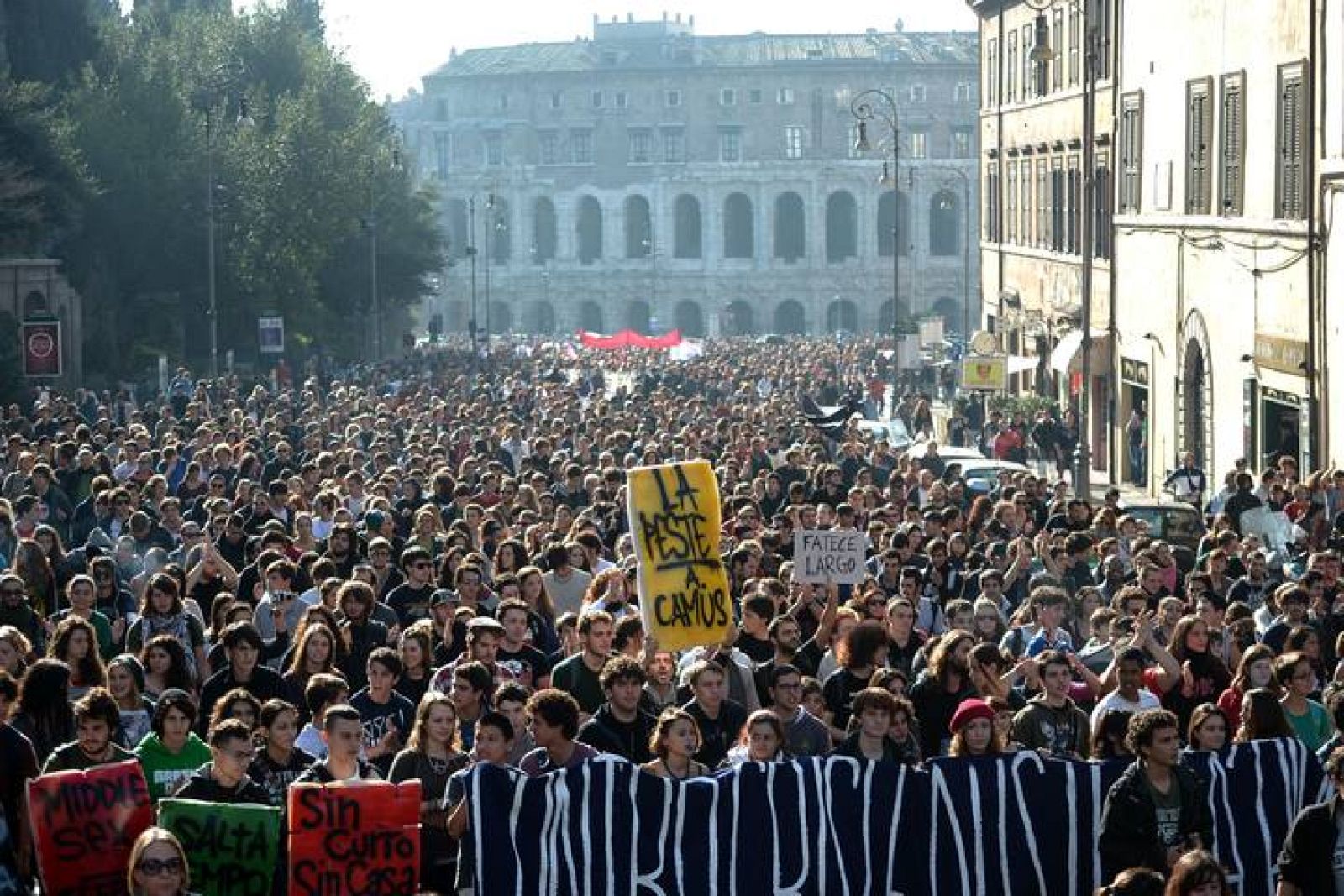 Miles de estudiantes y sindicalistas paralizan Roma en protesta por los recortes