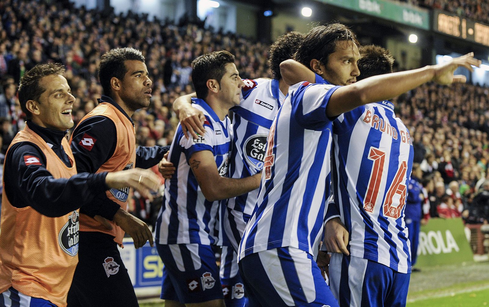 El centrocampista colombiano del Deportivo Abel Aguilar celebra su gol.