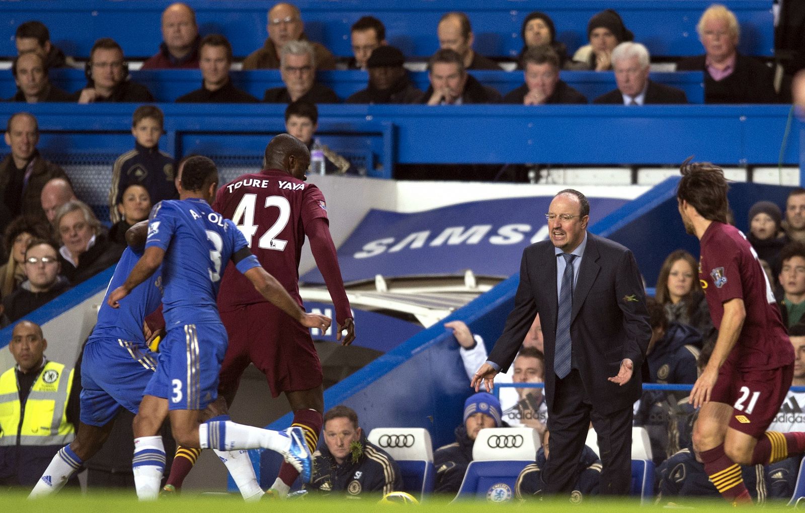 Rafa Benítez da órdenes durante el partido entre el Chelsea y el Manchester City.