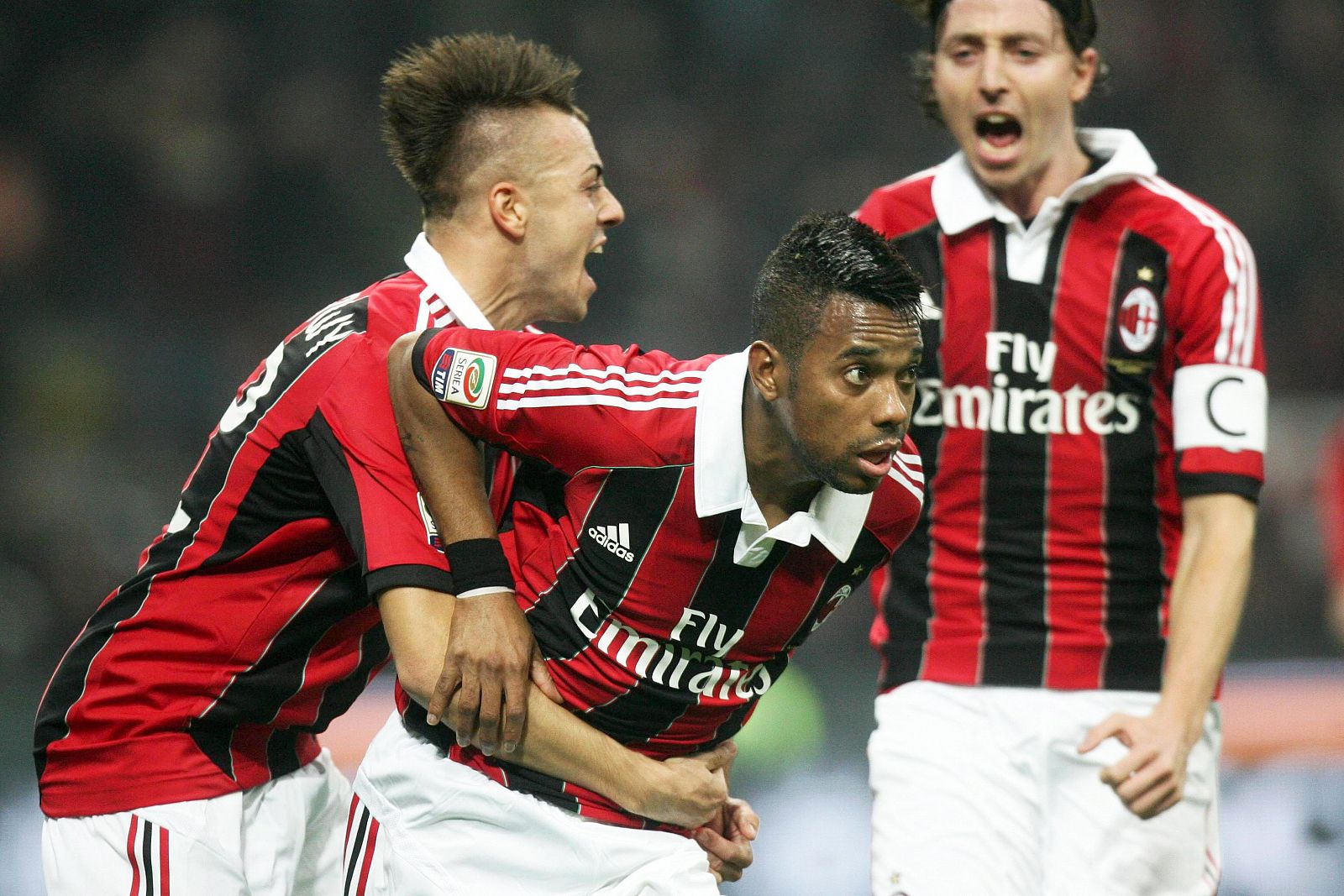 El Shaarawy y Montolivo celebran con Robinho el gol contra la Juventus