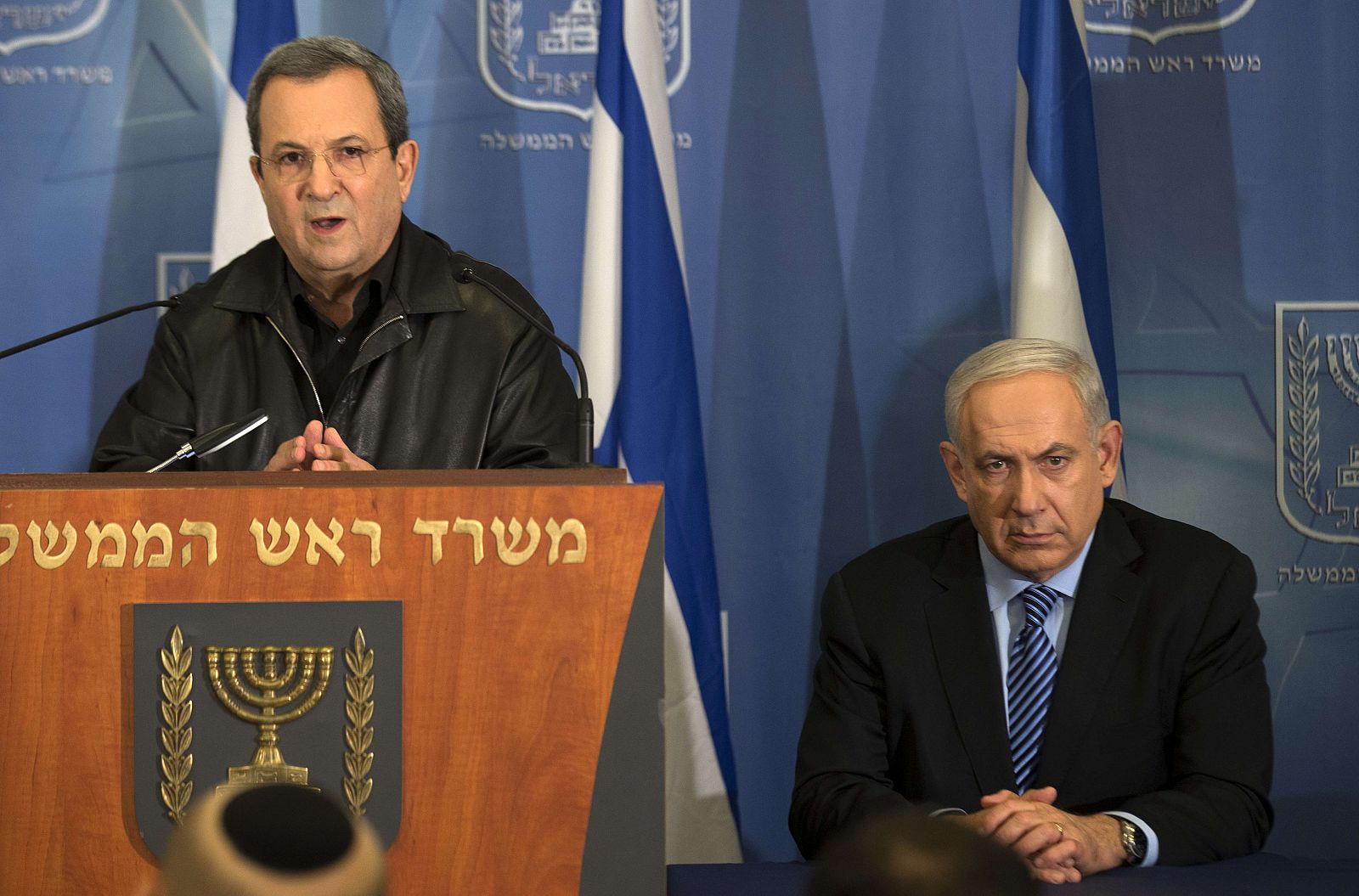 El ministro de Defensa israelí, Ehud Barak, a la izquierda, y el primer ministro Benjamin Netanyahu, se dirigen a los israelíes para informar del inicio de la ofensiva militar en Gaza.