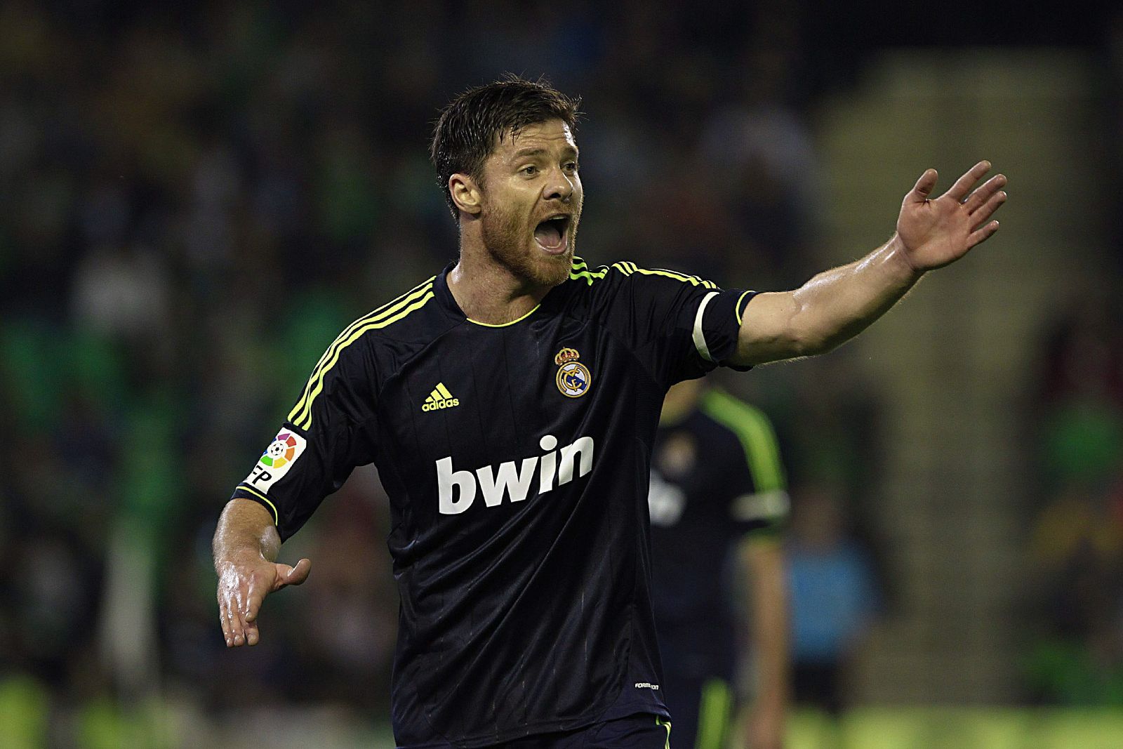 El centrocampista del Real Madrid, Xabi Alonso, gesticula durante el partido frente al Betis.